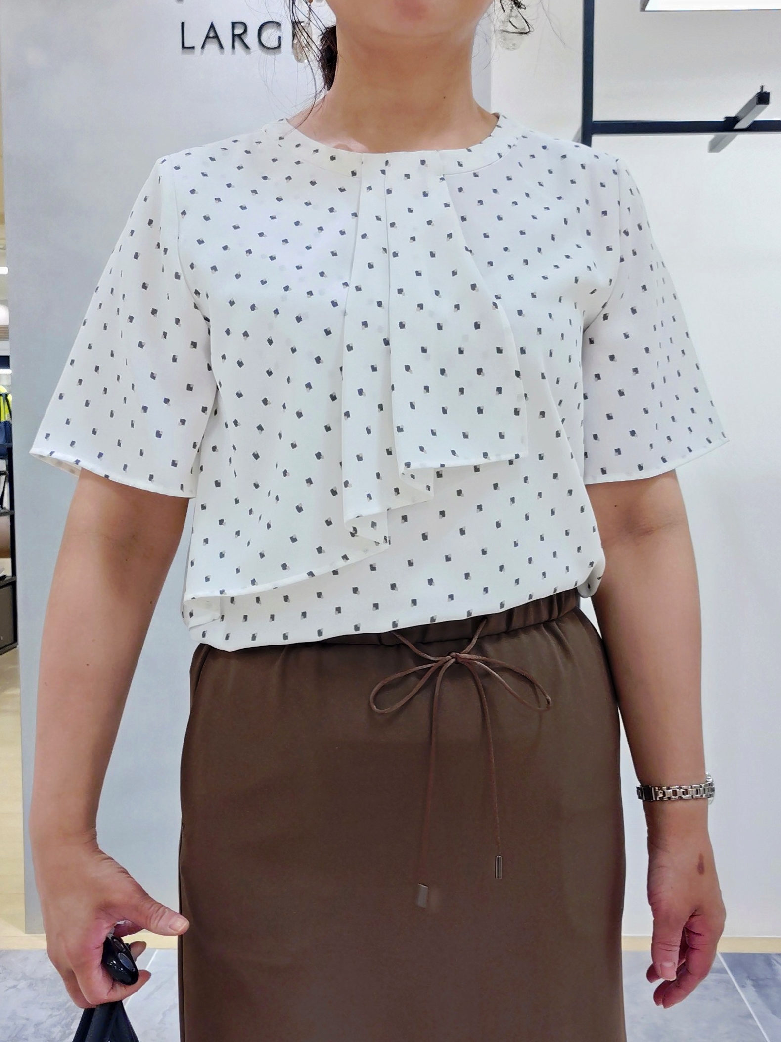 TOMOMIさんの「INDIVI｜【洗える／スーツインナー／UVケア】ボウタイ風 幾何学柄ブラウス」を使ったコーディネート