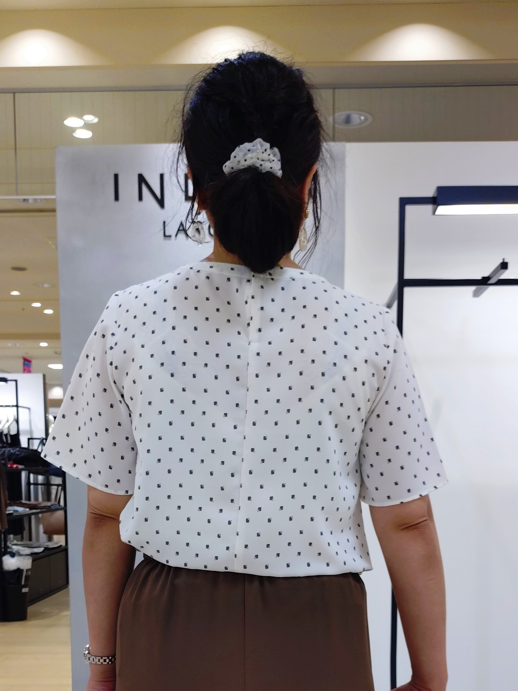 TOMOMIさんの「INDIVI｜【洗える／スーツインナー／UVケア】ボウタイ風 幾何学柄ブラウス」を使ったコーディネート
