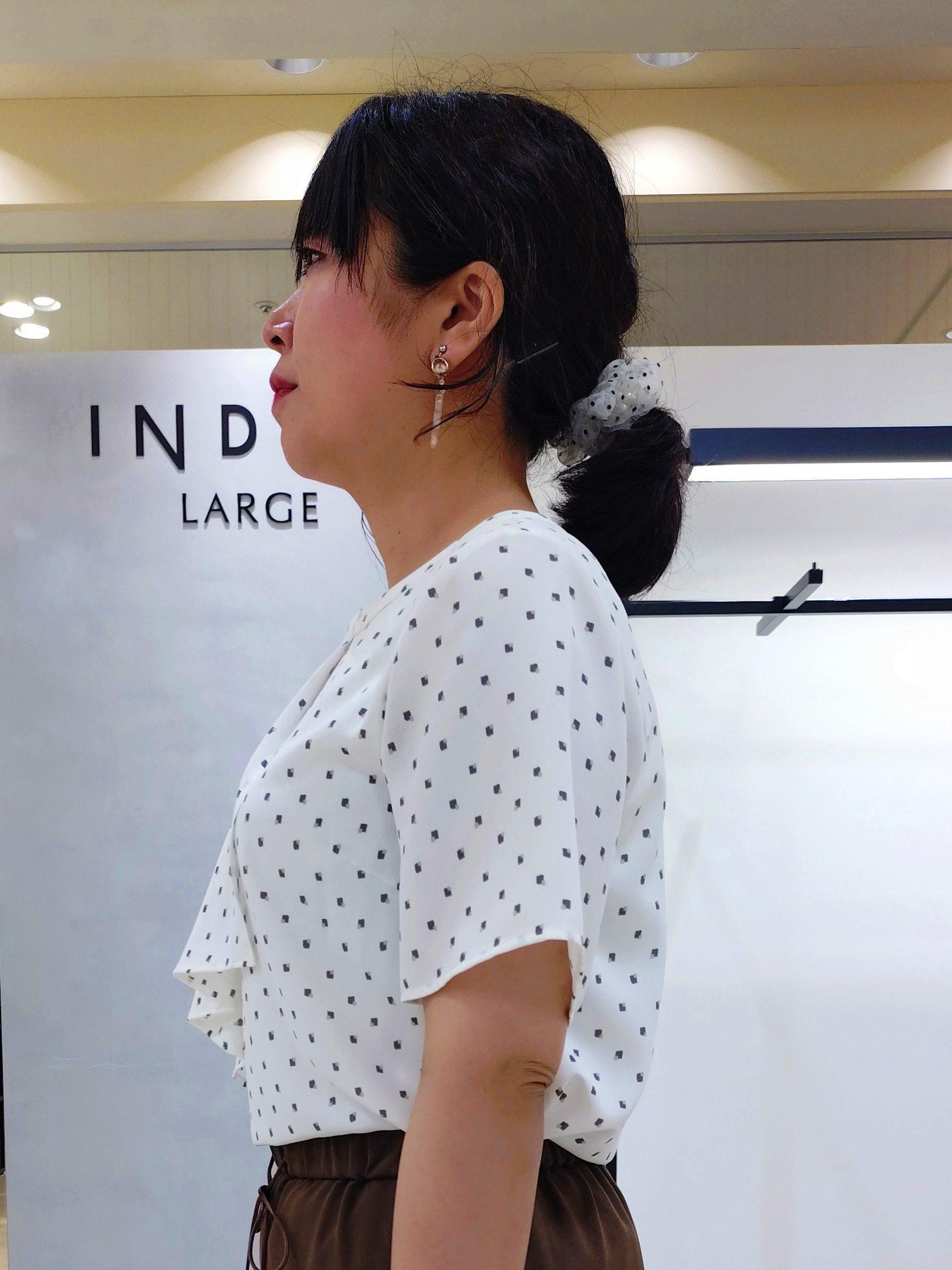 TOMOMIさんの「INDIVI｜【洗える／スーツインナー／UVケア】ボウタイ風 幾何学柄ブラウス」を使ったコーディネート