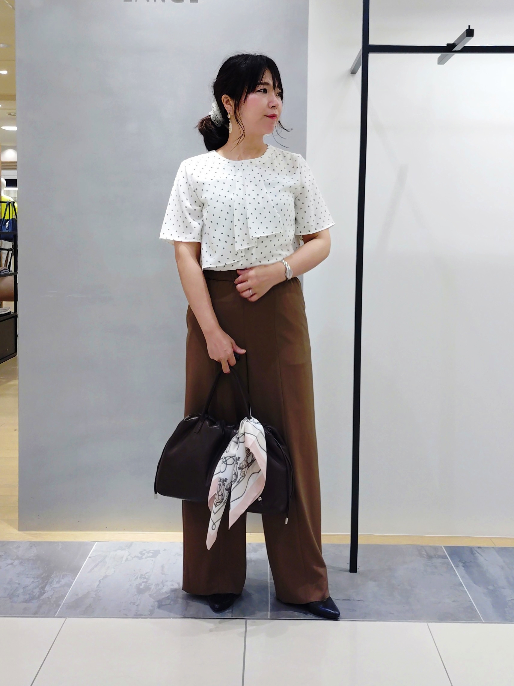 TOMOMIさんの「INDIVI｜【初秋/防シワ/着る日傘】イージーワイドパンツ」を使ったコーディネート