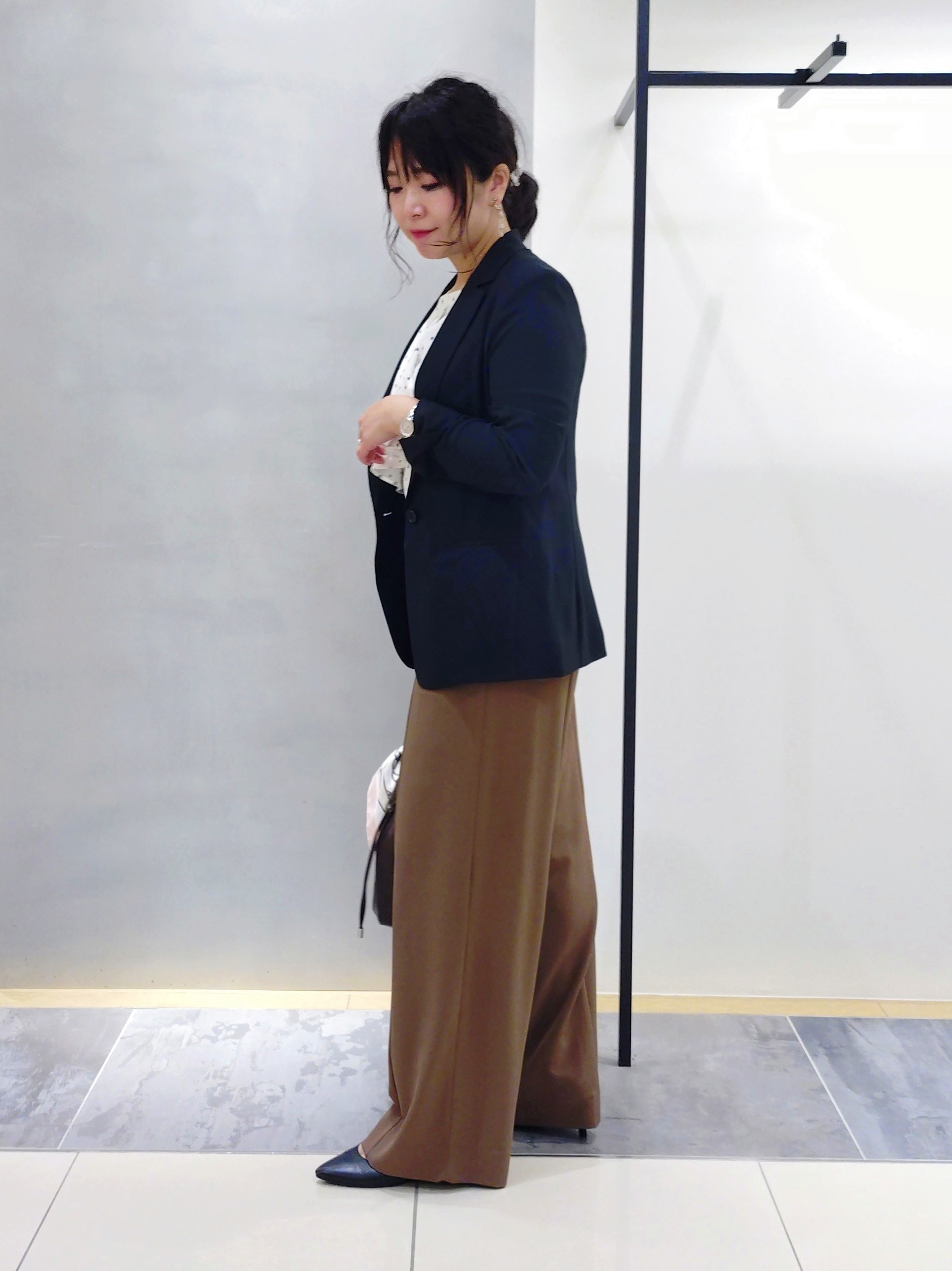 TOMOMIさんの「INDIVI｜【初秋/防シワ/着る日傘】イージーワイドパンツ」を使ったコーディネート