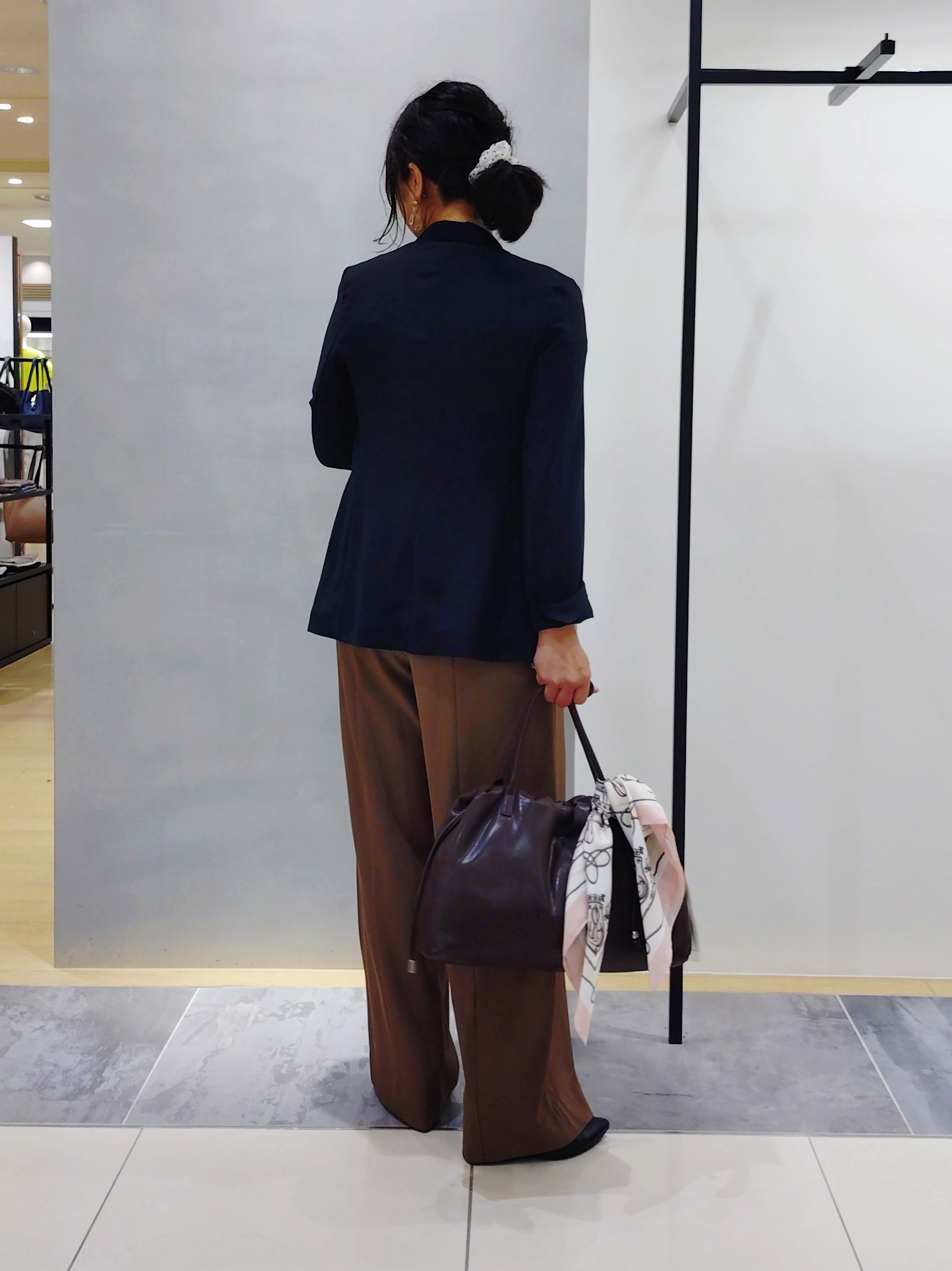 TOMOMIさんの「INDIVI｜【初秋/防シワ/着る日傘】イージーワイドパンツ」を使ったコーディネート