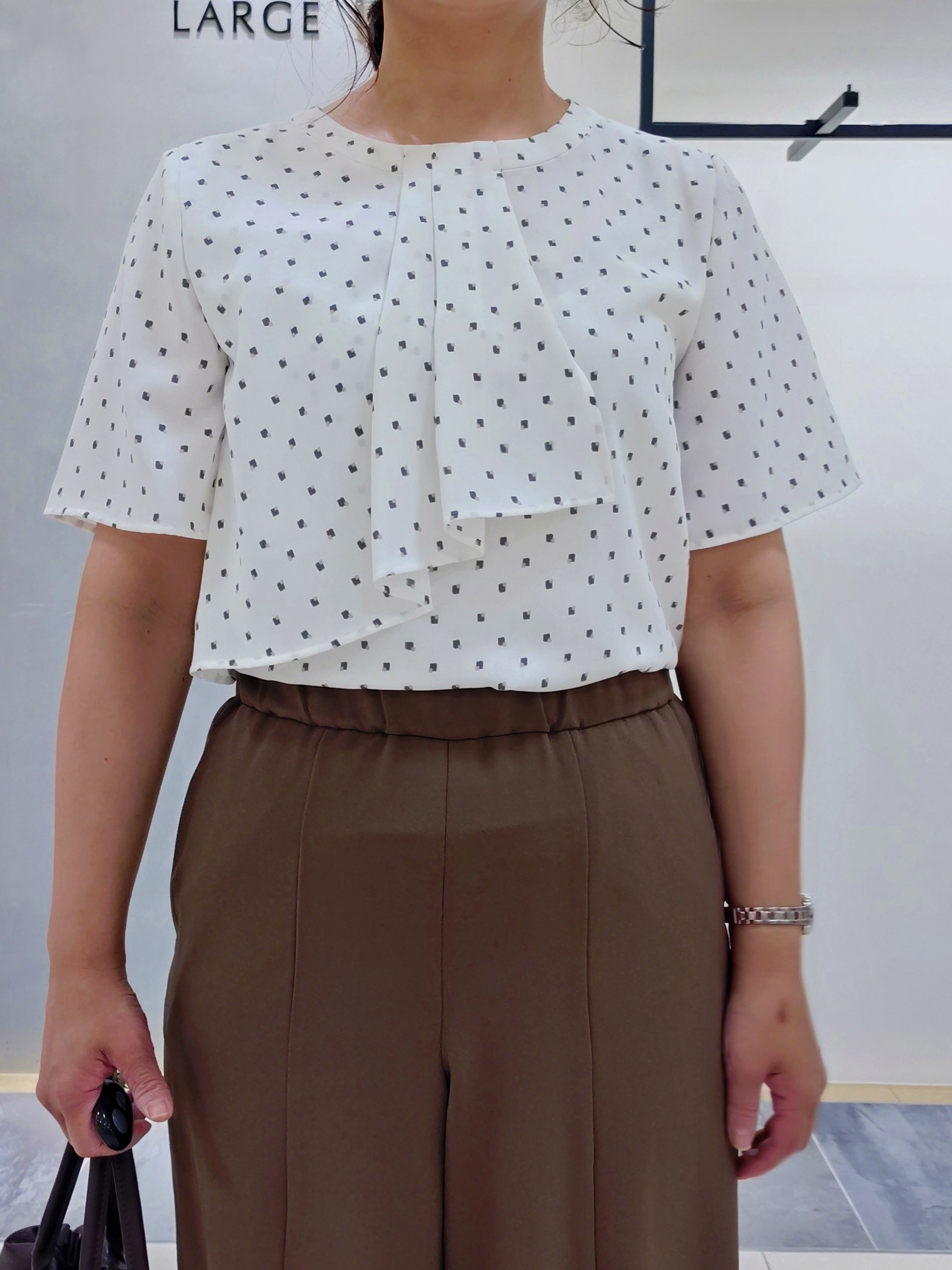 TOMOMIさんの「INDIVI｜【初秋/防シワ/着る日傘】イージーワイドパンツ」を使ったコーディネート