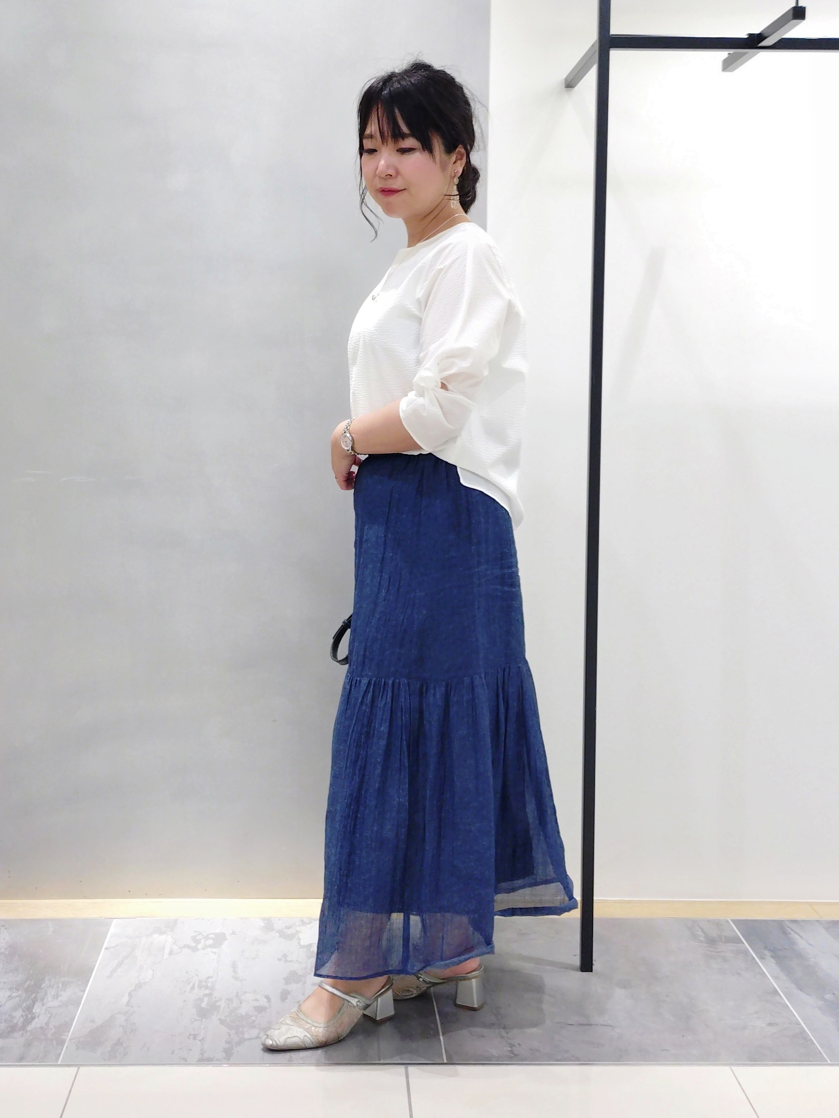 TOMOMIさんの「INDIVI｜【洗える／UVケア】ねじり袖サッカートップス」を使ったコーディネート