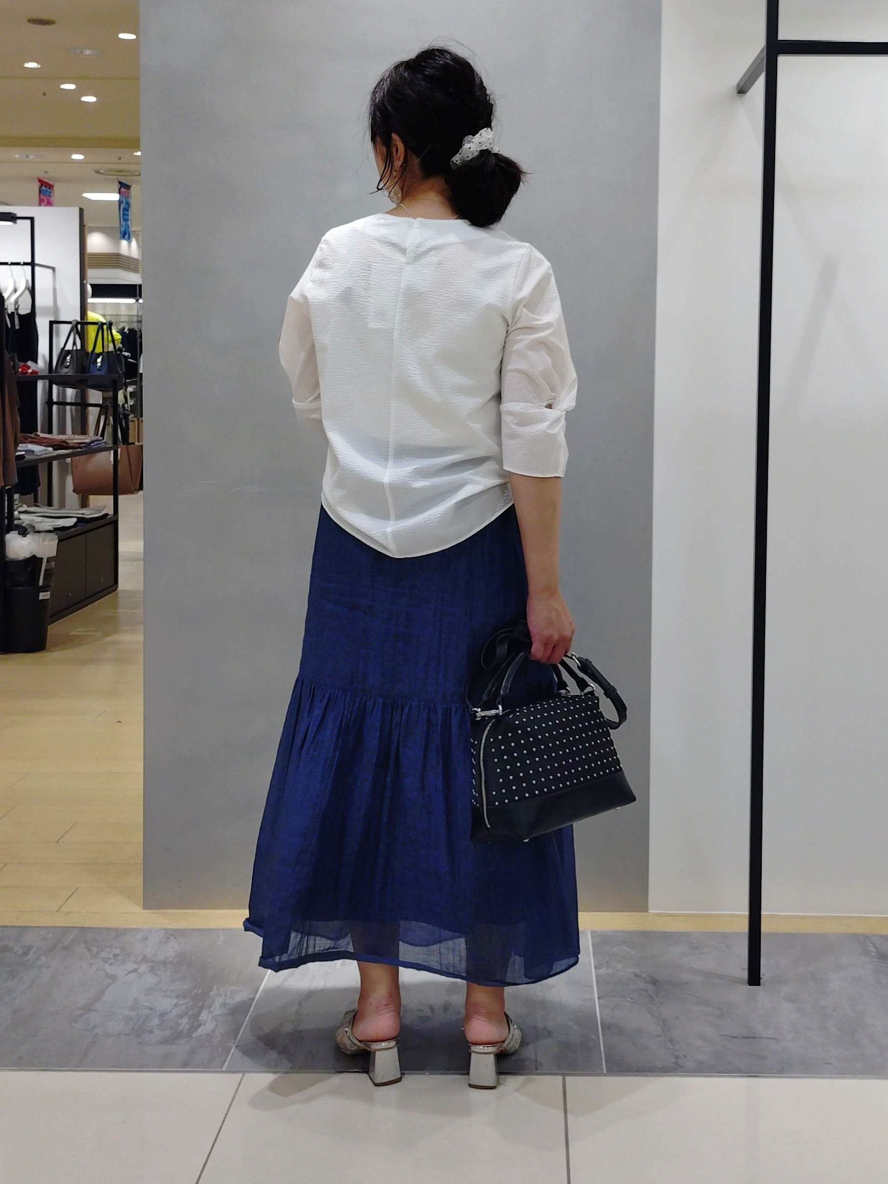 TOMOMIさんの「INDIVI｜【洗える／UVケア】ねじり袖サッカートップス」を使ったコーディネート
