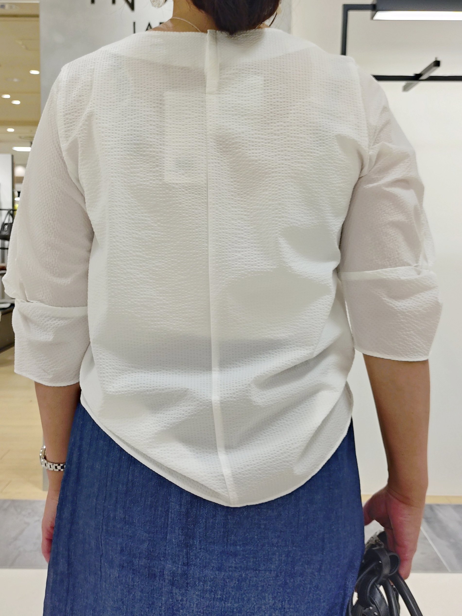 TOMOMIさんの「INDIVI｜【洗える／UVケア】ねじり袖サッカートップス」を使ったコーディネート