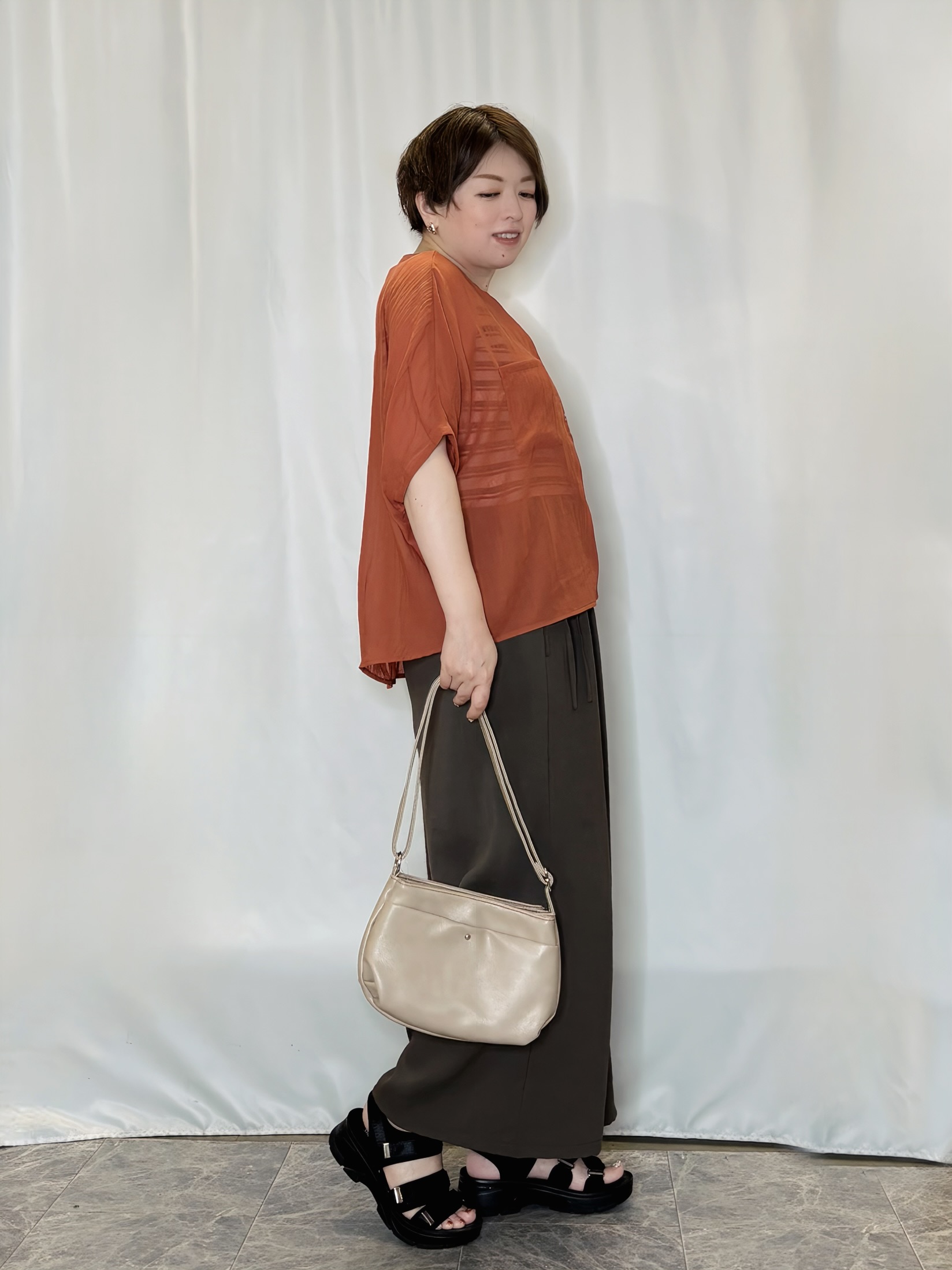 たみさんの「SHOO･LA･RUE｜【洗濯機可/選べる6色】程よいシアー感が涼し気 ゆったりワッシャードルマンブラウス」を使ったコーディネート