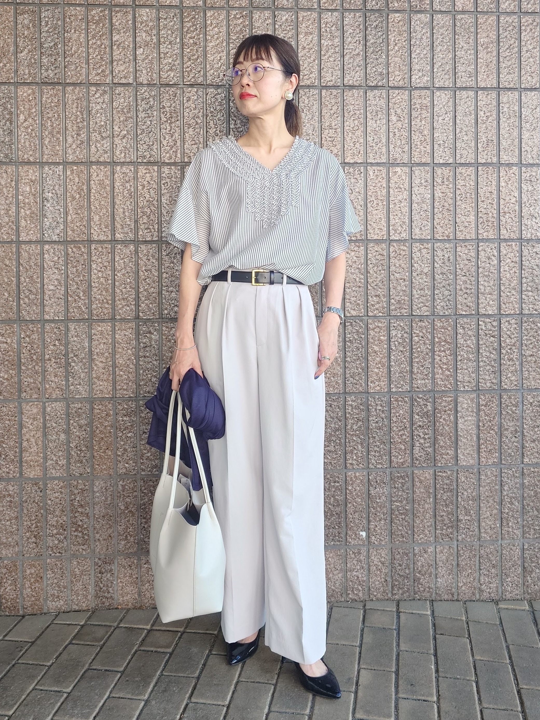 MUTSUKOさんの「UNTITLED｜【接触冷感/通気性/洗える】Vネックフリルブラウス」を使ったコーディネート
