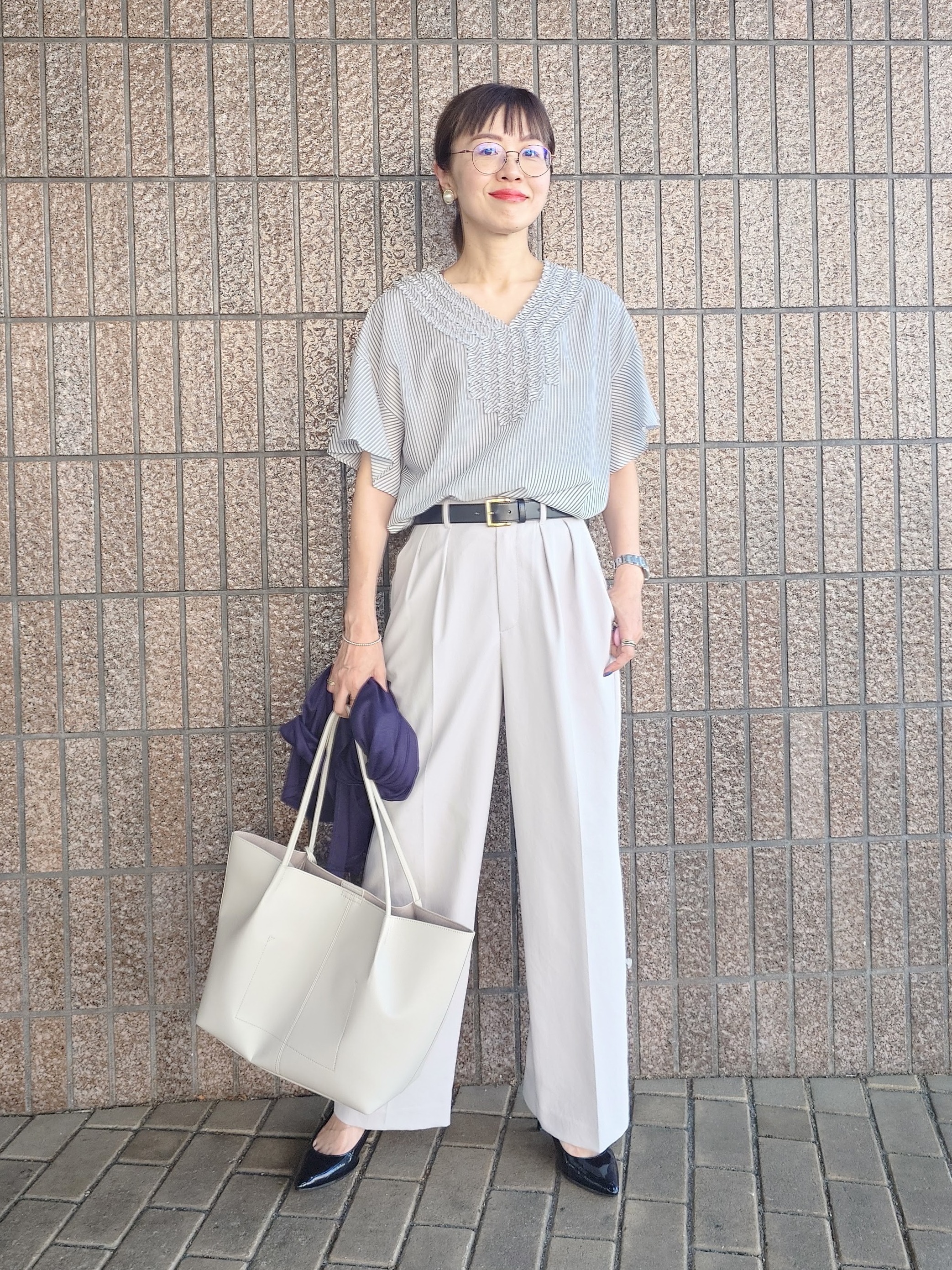 MUTSUKOさんの「UNTITLED｜【接触冷感/通気性/洗える】Vネックフリルブラウス」を使ったコーディネート