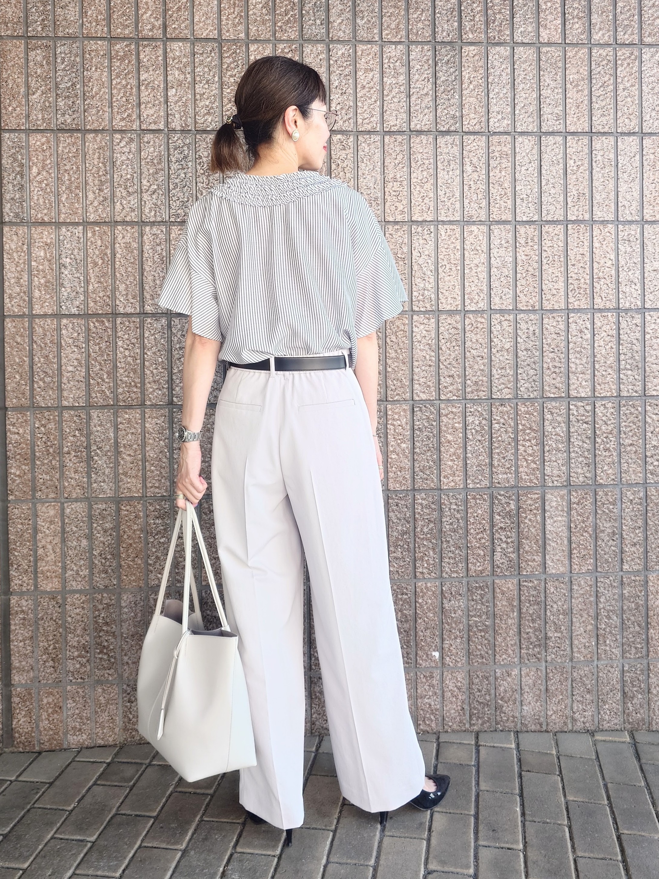 MUTSUKOさんの「UNTITLED｜【接触冷感/通気性/洗える】Vネックフリルブラウス」を使ったコーディネート