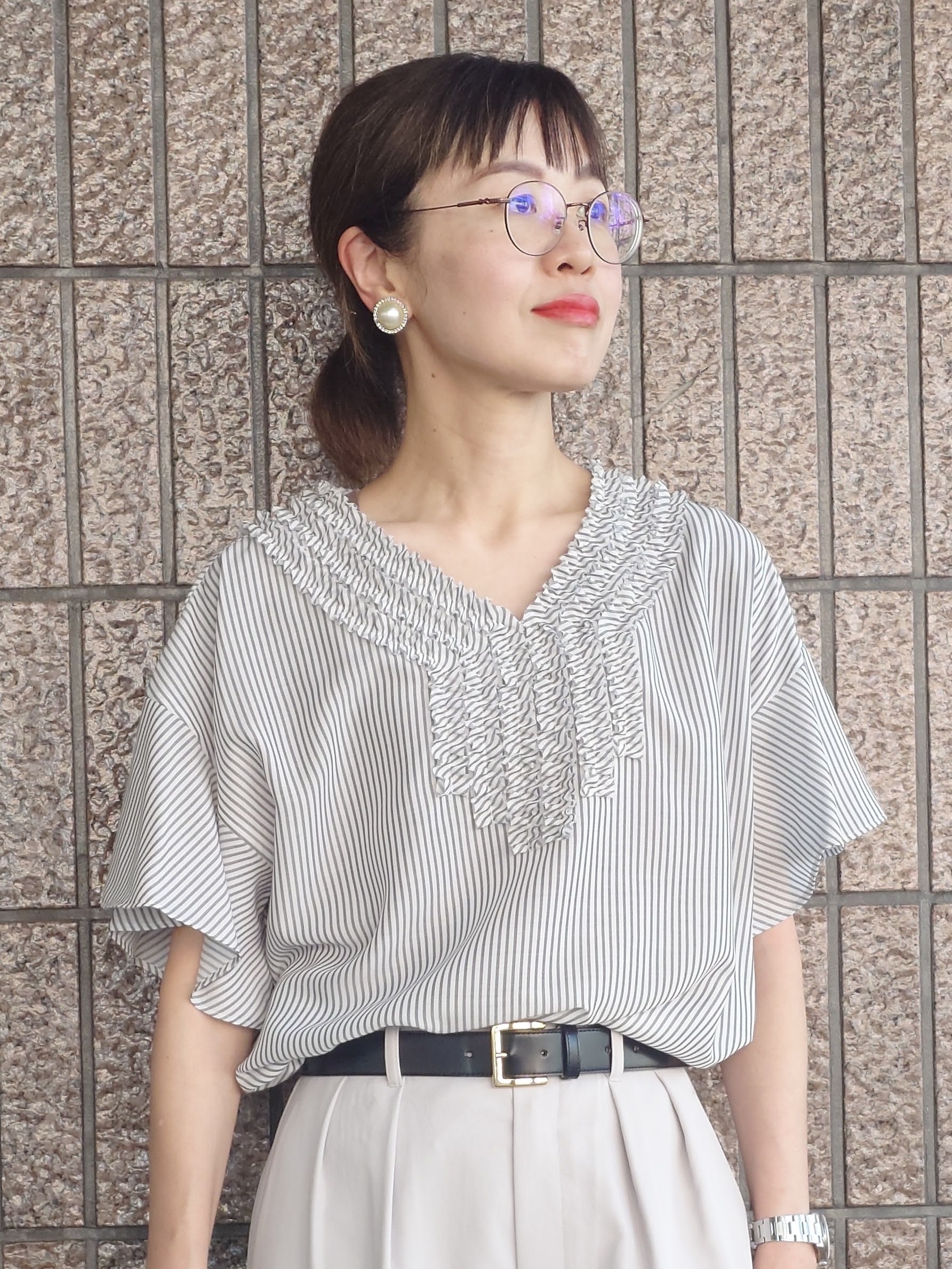 MUTSUKOさんの「UNTITLED｜【接触冷感/通気性/洗える】Vネックフリルブラウス」を使ったコーディネート