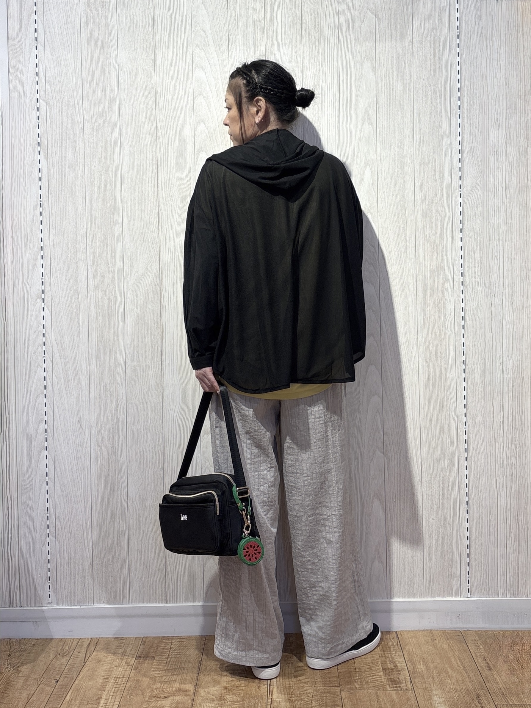 わかさんの「SHOO･LA･RUE｜【洗濯機可/体型カバー】程よい透け感の ゆるシア―シャツパーカ」を使ったコーディネート