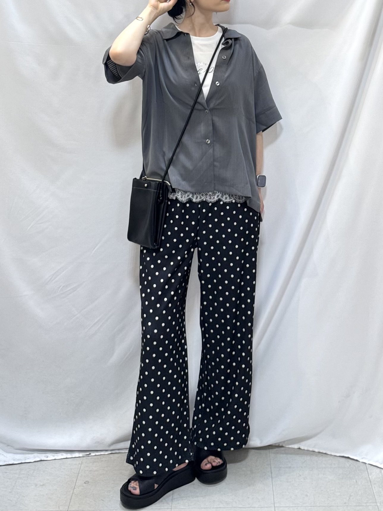 𝐇𝐢𝐫𝐨𝐦𝐢さんの「SHOO･LA･RUE｜【通気性〇/UV/S-LL】洗濯後しわになりにくい とろみストライプシャツ」を使ったコーディネート