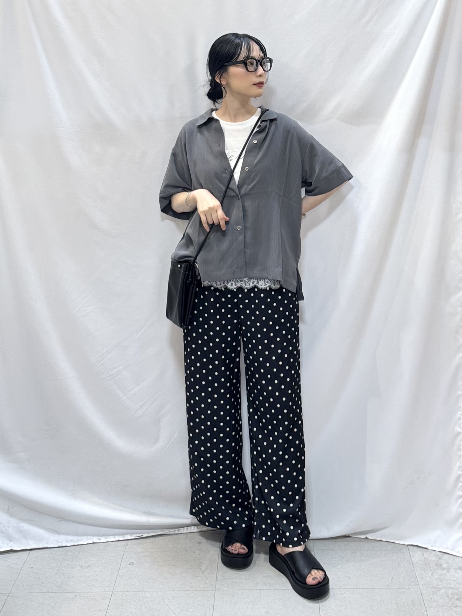 𝐇𝐢𝐫𝐨𝐦𝐢さんの「SHOO･LA･RUE｜【通気性〇/UV/S-LL】洗濯後しわになりにくい とろみストライプシャツ」を使ったコーディネート
