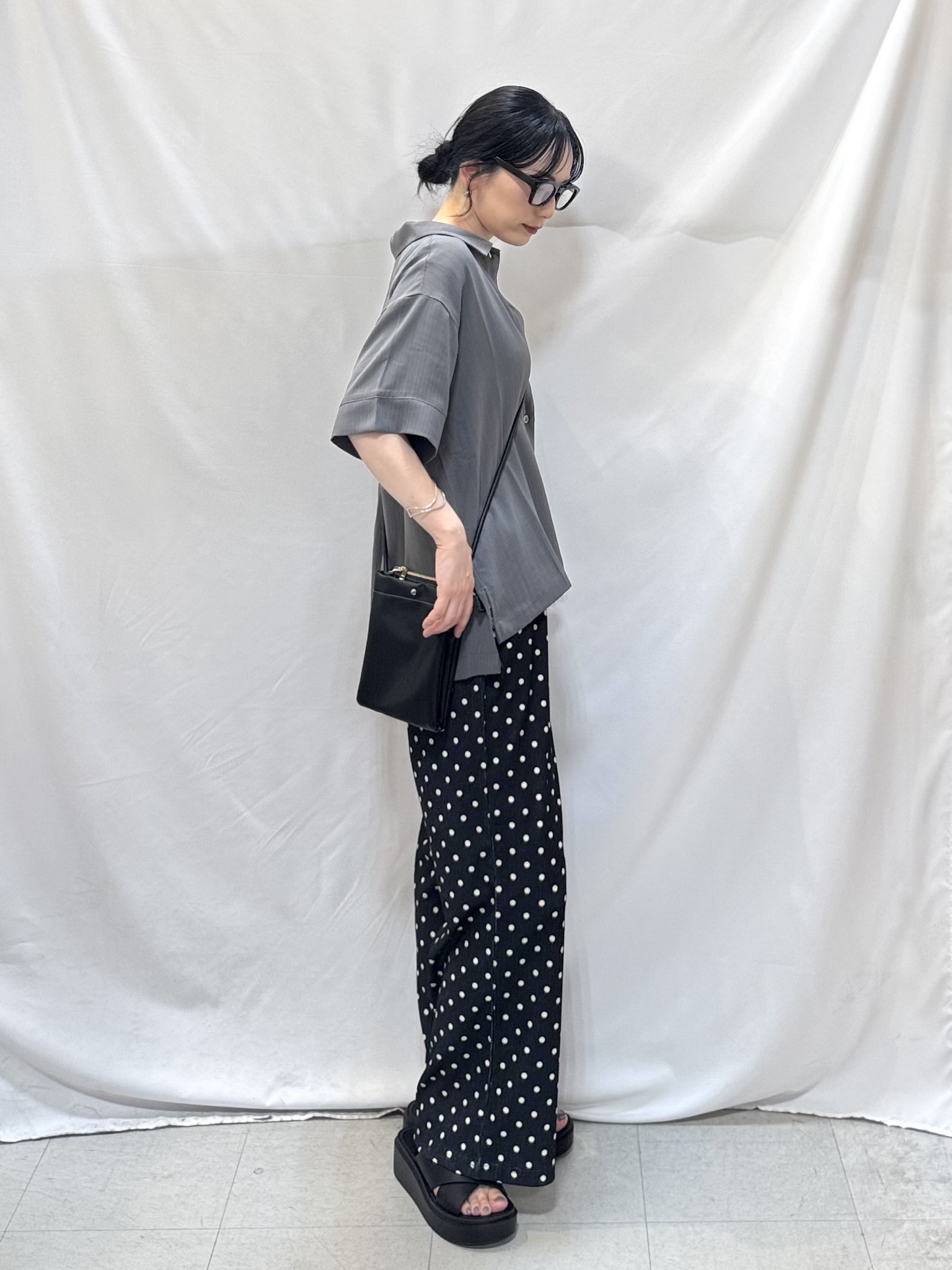 𝐇𝐢𝐫𝐨𝐦𝐢さんの「SHOO･LA･RUE｜【通気性〇/UV/S-LL】洗濯後しわになりにくい とろみストライプシャツ」を使ったコーディネート