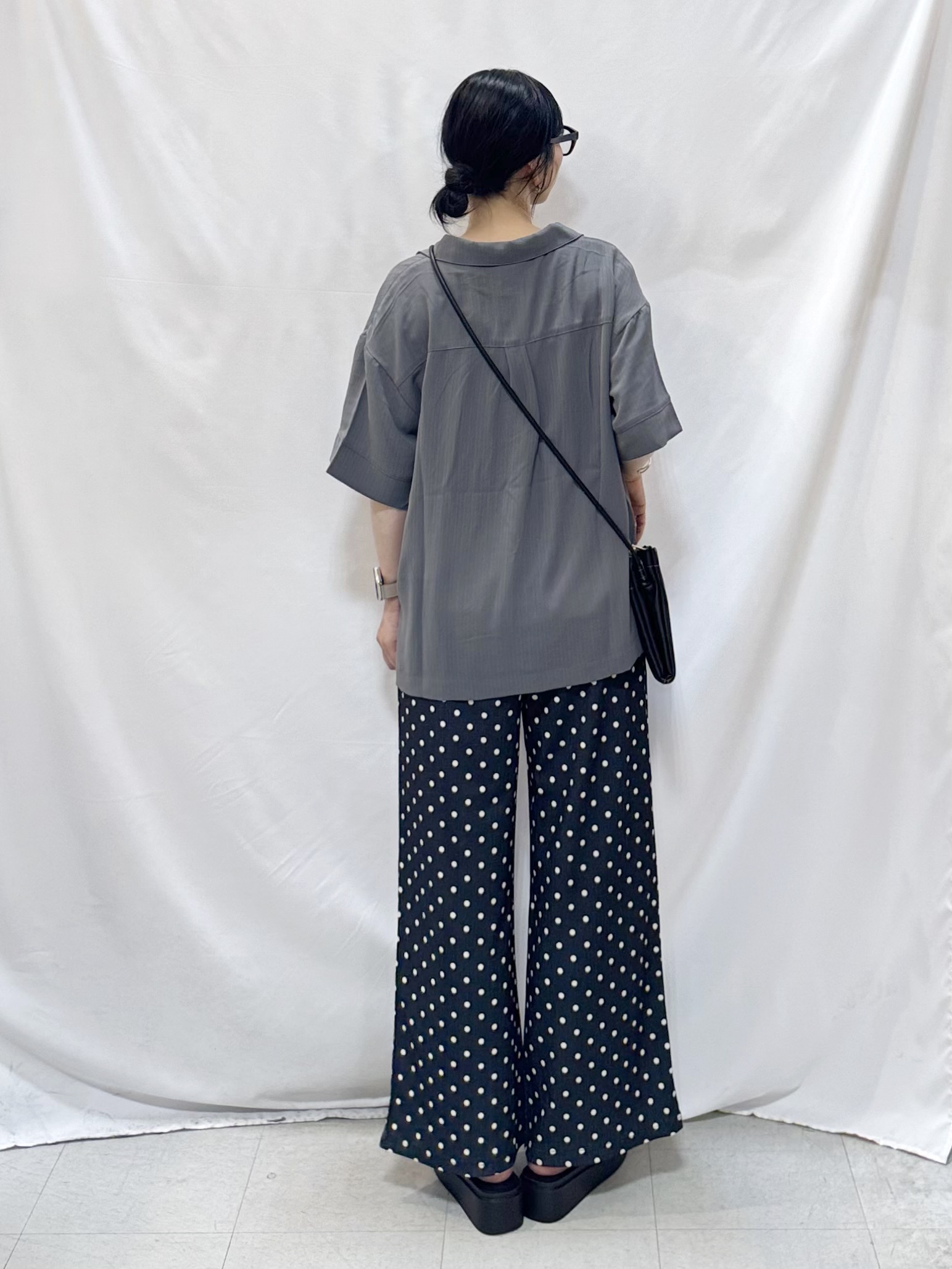𝐇𝐢𝐫𝐨𝐦𝐢さんの「SHOO･LA･RUE｜【通気性〇/UV/S-LL】洗濯後しわになりにくい とろみストライプシャツ」を使ったコーディネート