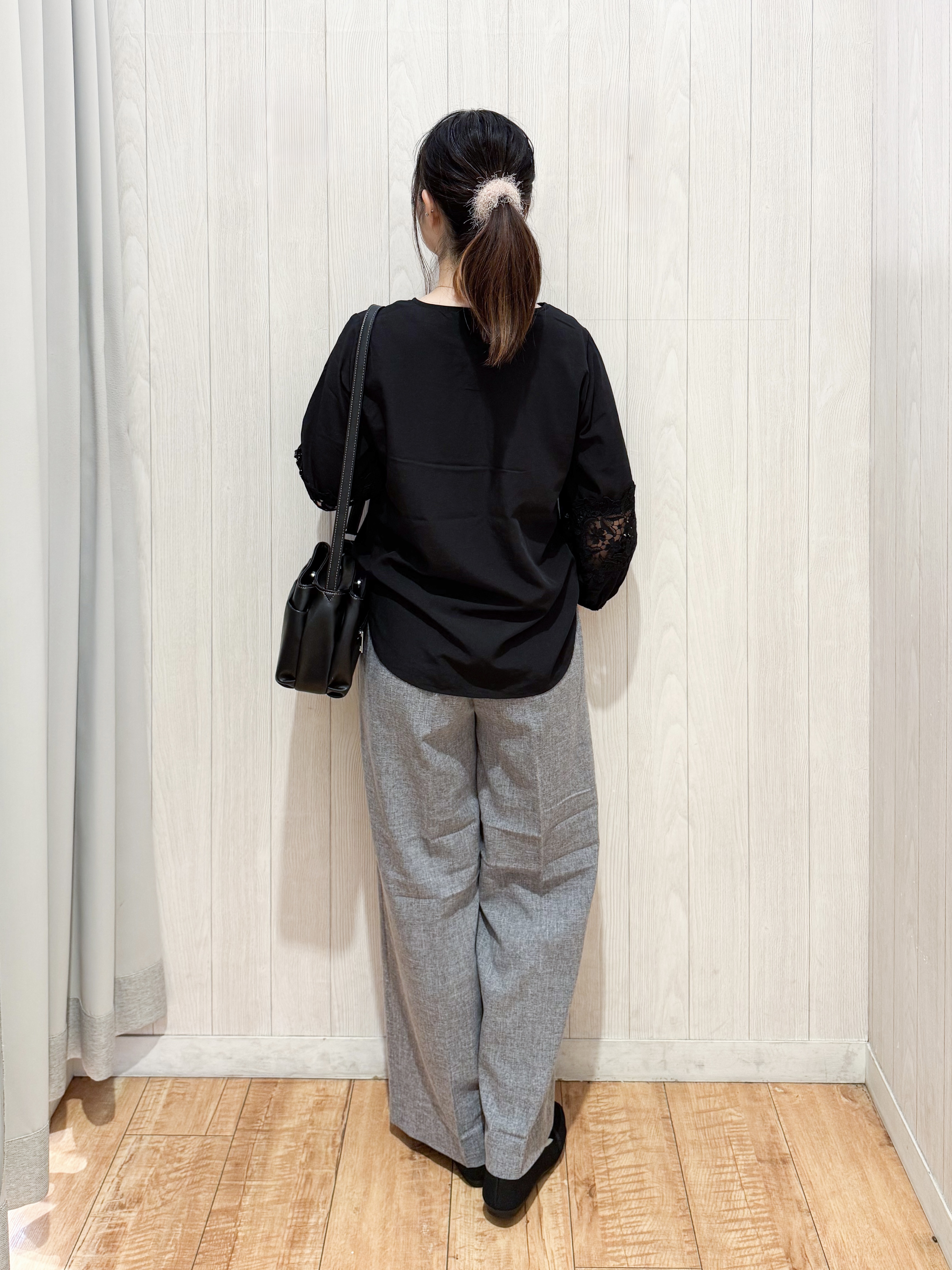 愛さんの「SHOO･LA･RUE｜【洗濯機可/S-LL/洗濯後しわになりにくい】刺繍レースで高見え インせず決まる主役ブラウス」を使ったコーディネート
