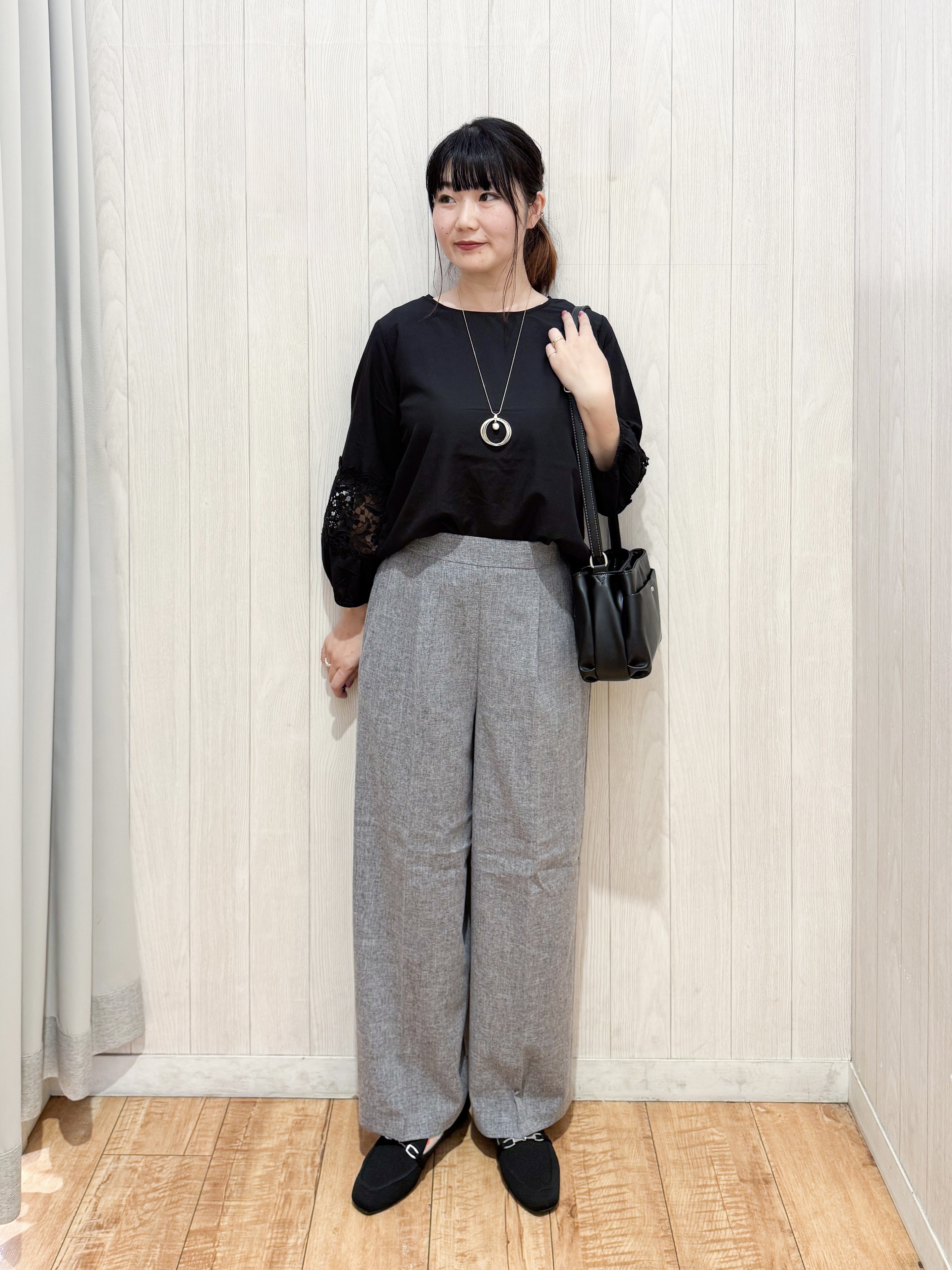愛さんの「SHOO･LA･RUE｜【洗濯機可/S-LL/洗濯後しわになりにくい】刺繍レースで高見え インせず決まる主役ブラウス」を使ったコーディネート