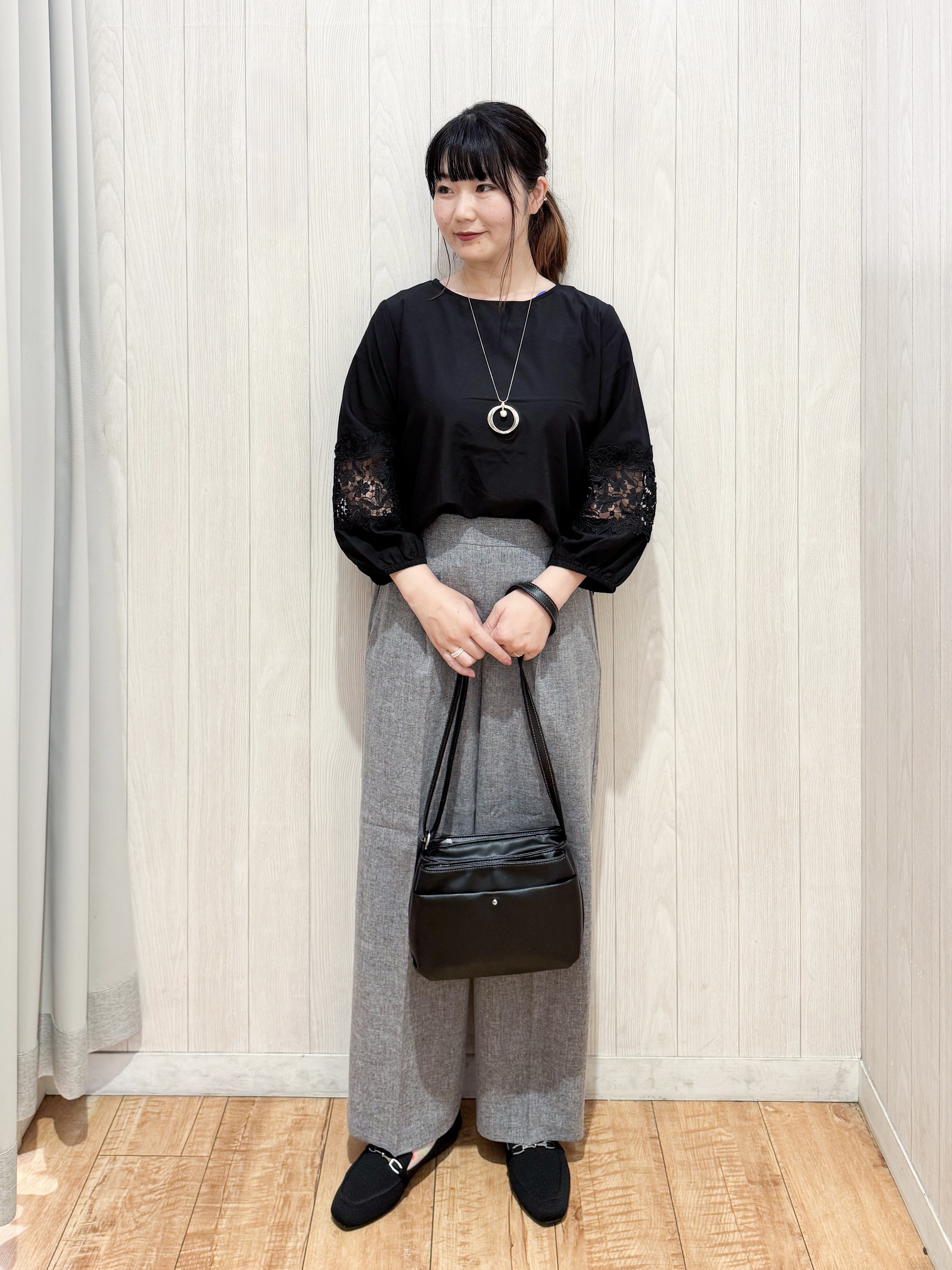 愛さんの「SHOO･LA･RUE｜【洗濯機可/S-LL/洗濯後しわになりにくい】刺繍レースで高見え インせず決まる主役ブラウス」を使ったコーディネート