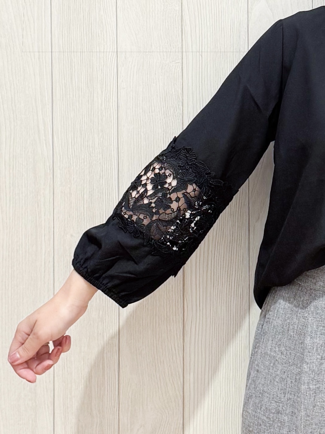 愛さんの「SHOO･LA･RUE｜【洗濯機可/S-LL/洗濯後しわになりにくい】刺繍レースで高見え インせず決まる主役ブラウス」を使ったコーディネート