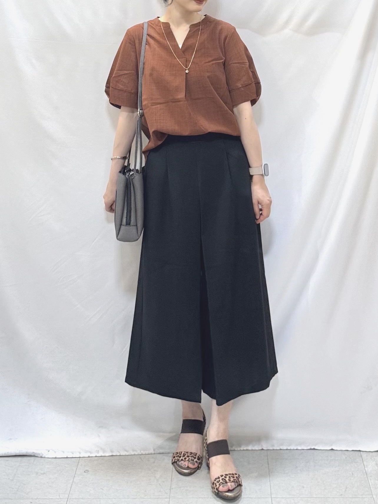 𝐇𝐢𝐫𝐨𝐦𝐢さんの「SHOO･LA･RUE｜【洗濯後しわになりにくい/インせずきまる】シンプルだけど女性らしい 麻調スキッパーブラウス」を使ったコーディネート