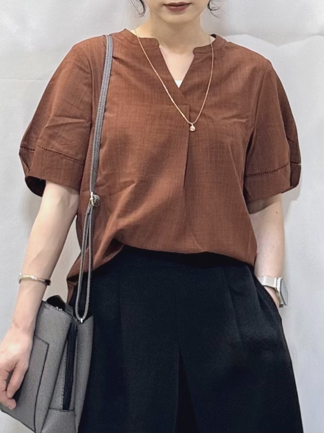 𝐇𝐢𝐫𝐨𝐦𝐢さんの「SHOO･LA･RUE｜【洗濯後しわになりにくい/インせずきまる】シンプルだけど女性らしい 麻調スキッパーブラウス」を使ったコーディネート