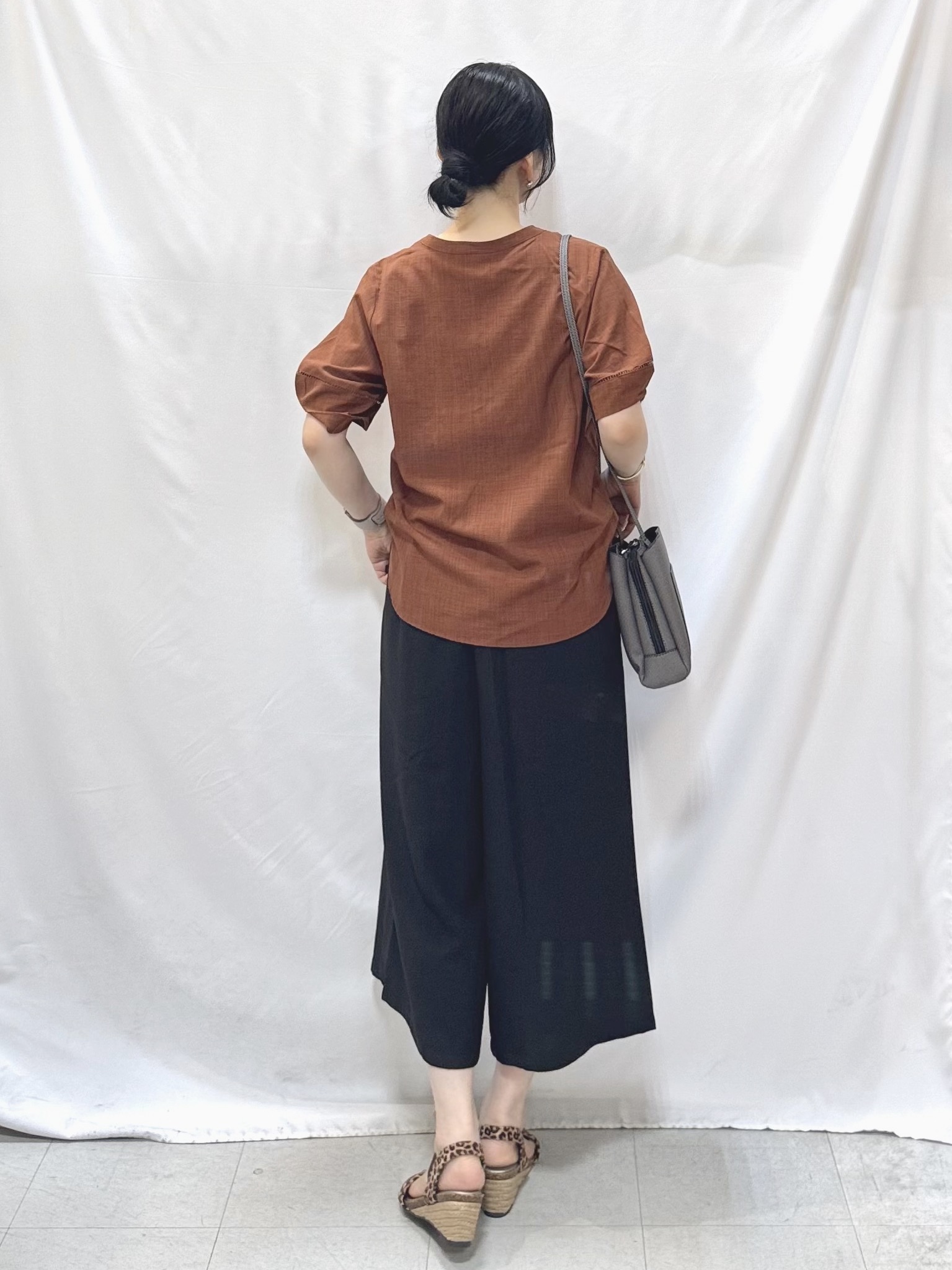 𝐇𝐢𝐫𝐨𝐦𝐢さんの「SHOO･LA･RUE｜【洗濯後しわになりにくい/インせずきまる】シンプルだけど女性らしい 麻調スキッパーブラウス」を使ったコーディネート