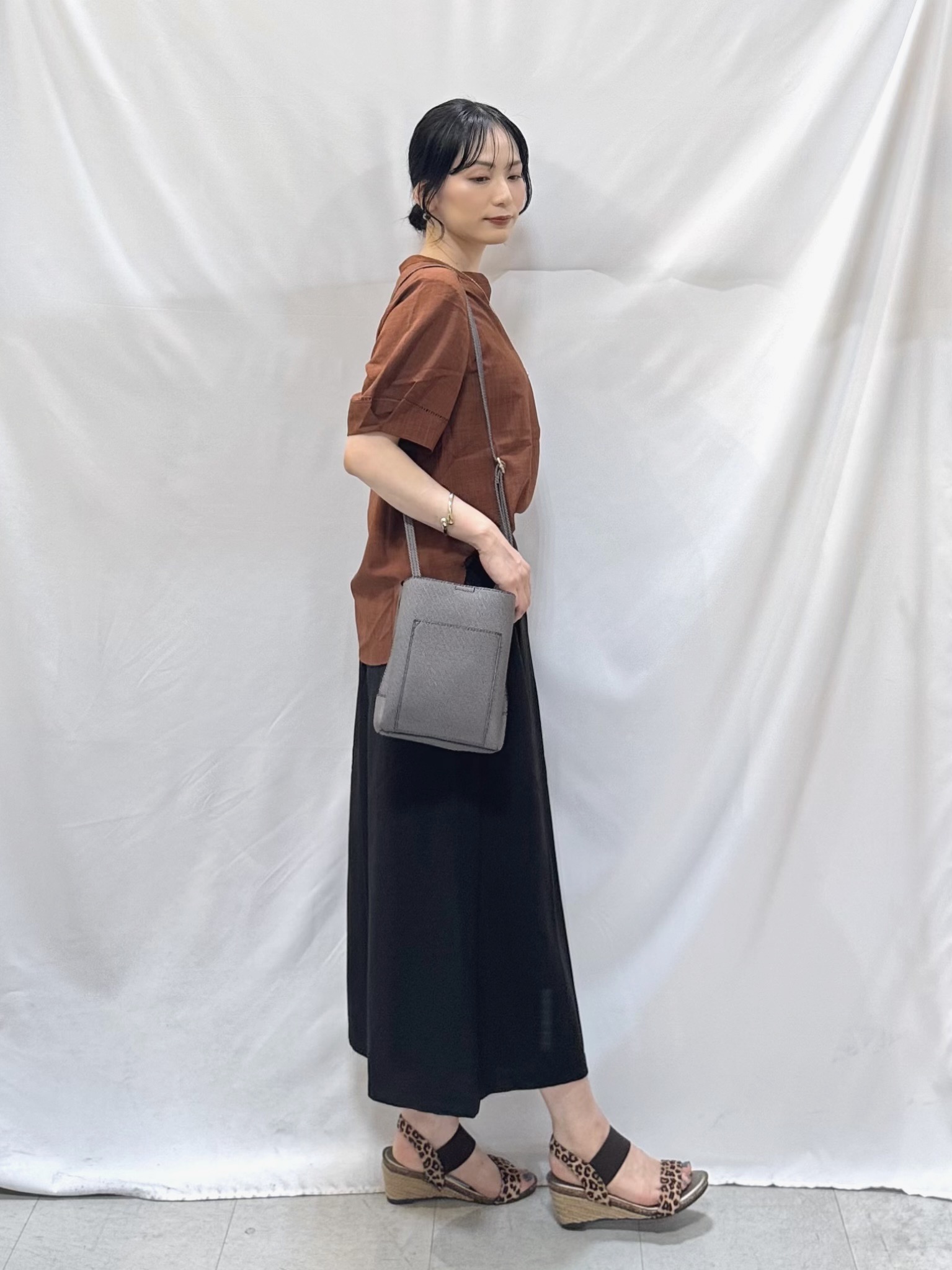 𝐇𝐢𝐫𝐨𝐦𝐢さんの「SHOO･LA･RUE｜【洗濯後しわになりにくい/インせずきまる】シンプルだけど女性らしい 麻調スキッパーブラウス」を使ったコーディネート