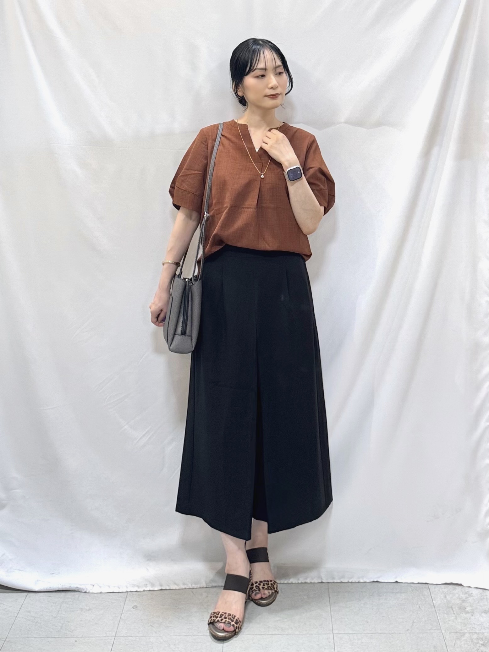 𝐇𝐢𝐫𝐨𝐦𝐢さんの「SHOO･LA･RUE｜【洗濯後しわになりにくい/インせずきまる】シンプルだけど女性らしい 麻調スキッパーブラウス」を使ったコーディネート