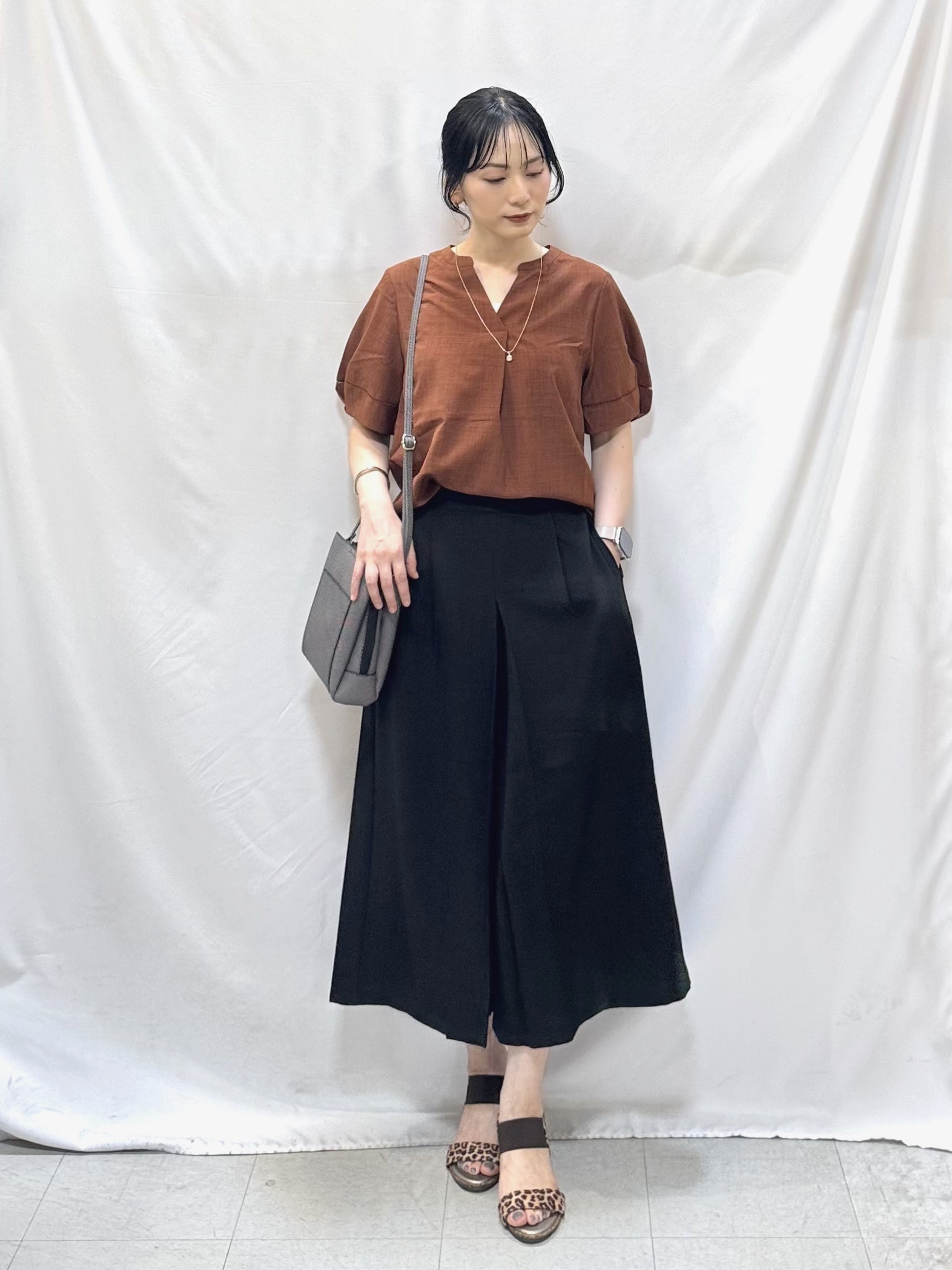 𝐇𝐢𝐫𝐨𝐦𝐢さんの「SHOO･LA･RUE｜【洗濯後しわになりにくい/インせずきまる】シンプルだけど女性らしい 麻調スキッパーブラウス」を使ったコーディネート