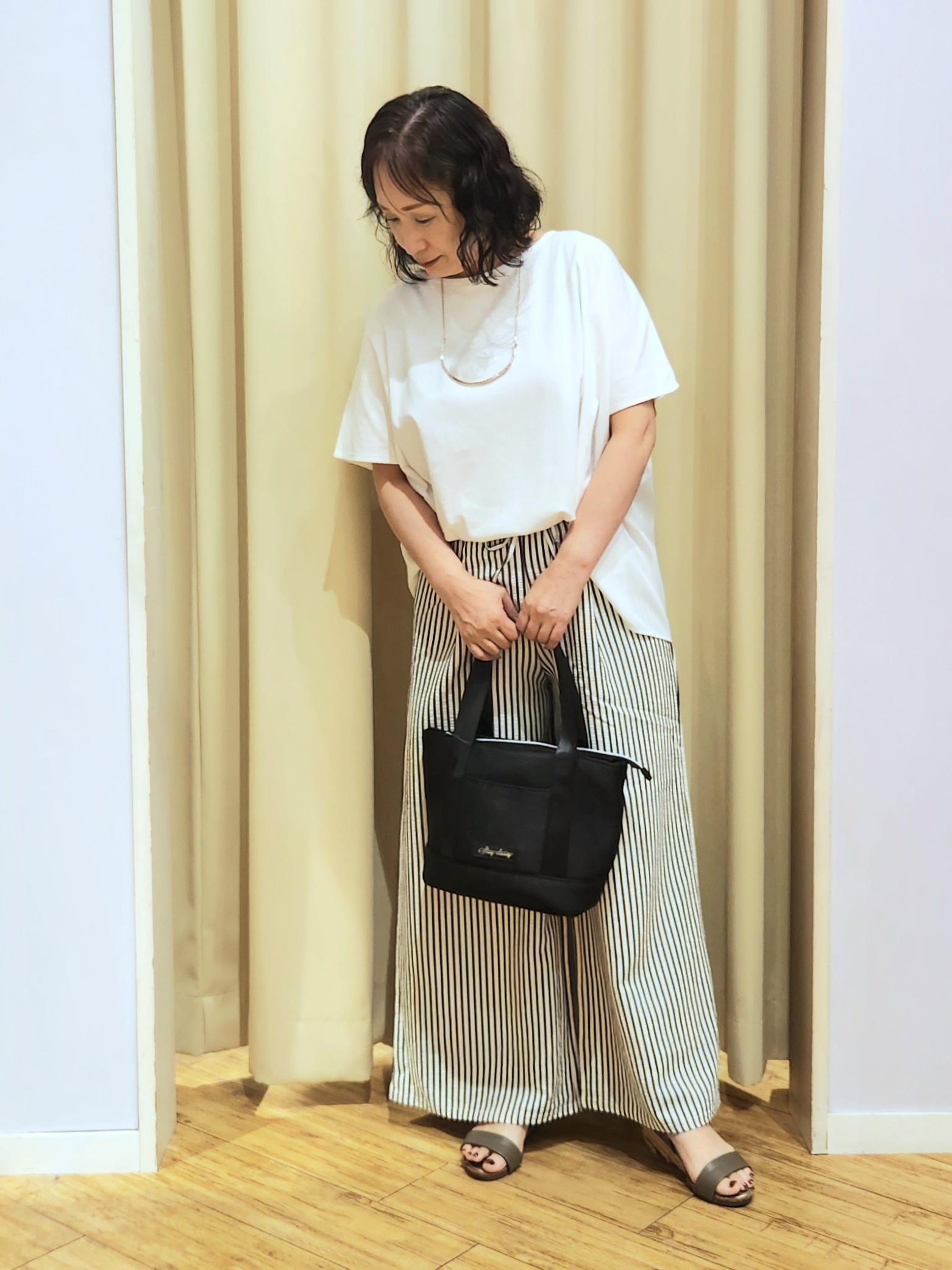 くまさんの「SHOO･LA･RUE｜【体型カバー/S-LL】後ろ姿も映える 異素材ドッキングトップス」を使ったコーディネート
