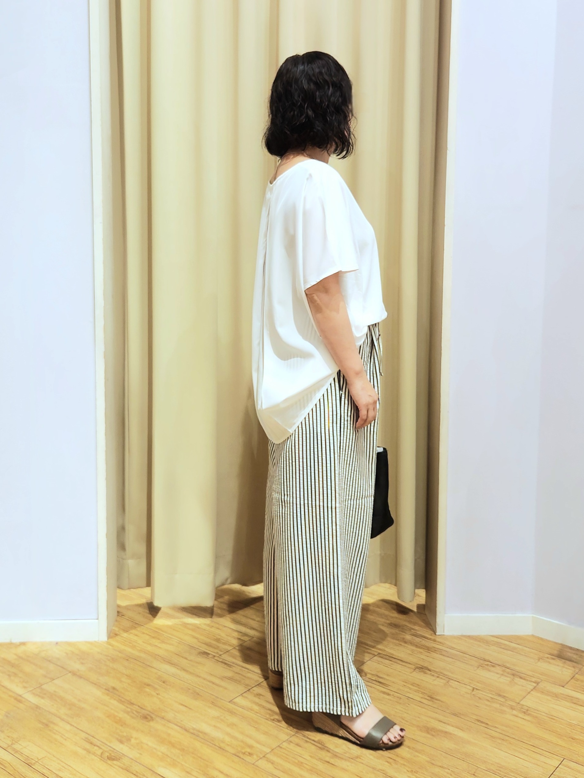 くまさんの「SHOO･LA･RUE｜【体型カバー/S-LL】後ろ姿も映える 異素材ドッキングトップス」を使ったコーディネート