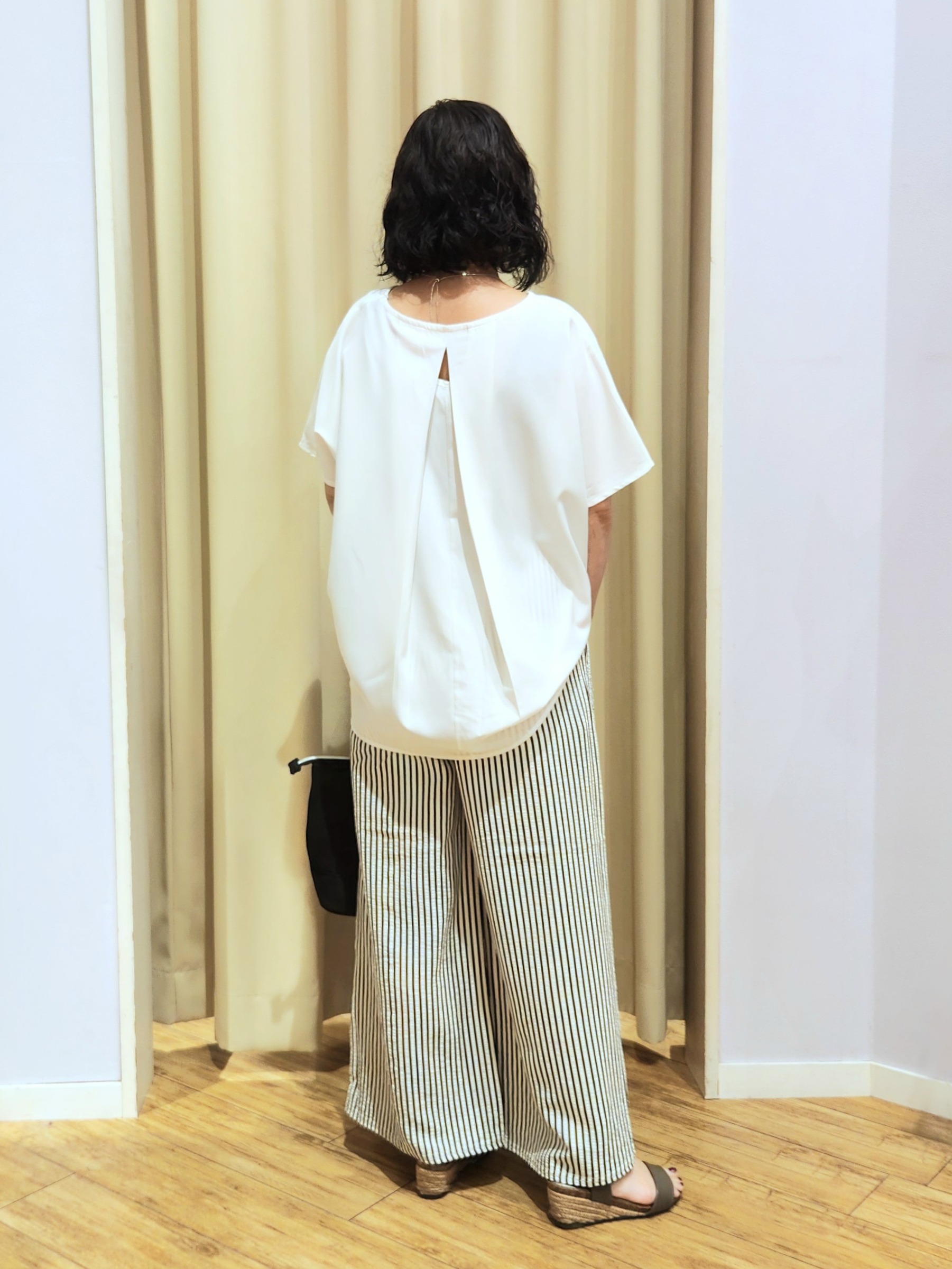 くまさんの「SHOO･LA･RUE｜【体型カバー/S-LL】後ろ姿も映える 異素材ドッキングトップス」を使ったコーディネート