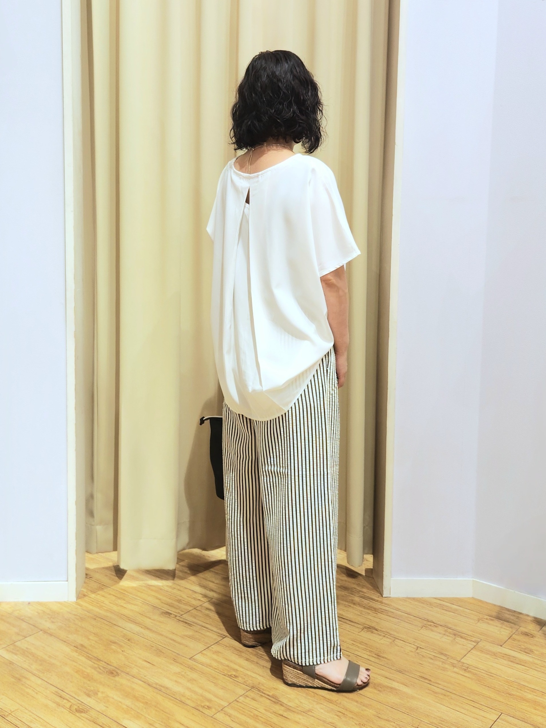 くまさんの「SHOO･LA･RUE｜【体型カバー/S-LL】後ろ姿も映える 異素材ドッキングトップス」を使ったコーディネート