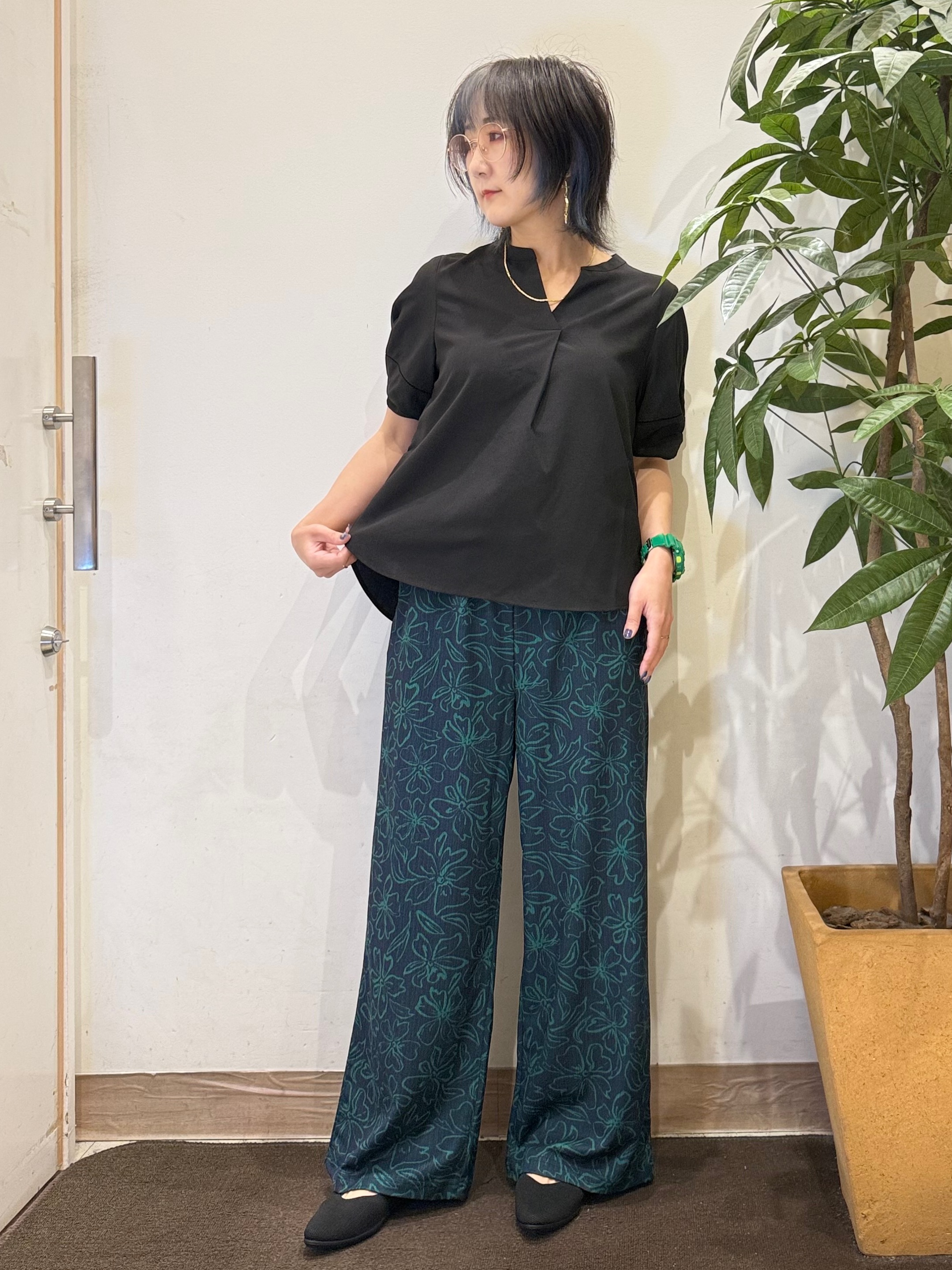 misakiさんの「SHOO･LA･RUE｜【洗濯後しわになりにくい/インせずきまる】シンプルだけど女性らしい 麻調スキッパーブラウス」を使ったコーディネート