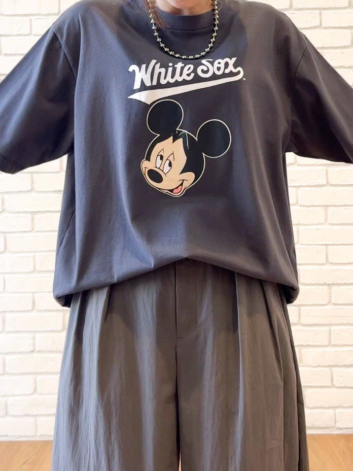 𝐜𝐡𝐢𝐤𝐚さんの「THE SHOP TK｜【Disney】【MLB】スペシャルデザイン半袖Tシャツ」を使ったコーディネート