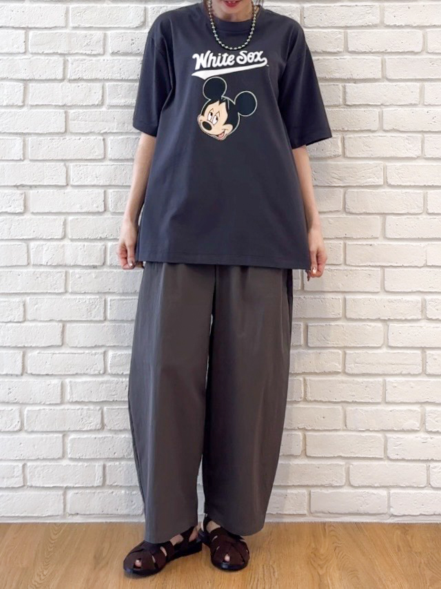 𝐜𝐡𝐢𝐤𝐚さんの「THE SHOP TK｜【Disney】【MLB】スペシャルデザイン半袖Tシャツ」を使ったコーディネート