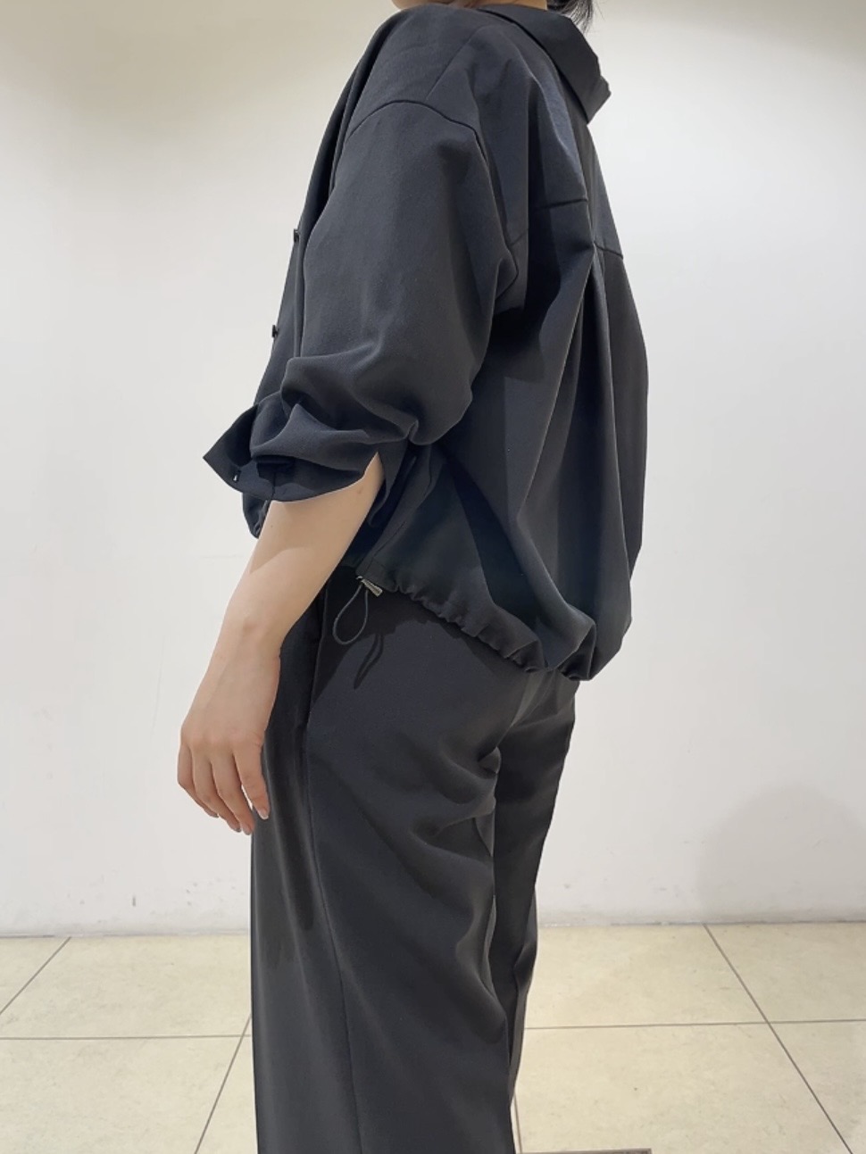 watanabeさんの「UNTITLED｜【秋羽織り/セットアップ可/UVカット】エアリークールドロストシャツ」を使ったコーディネート