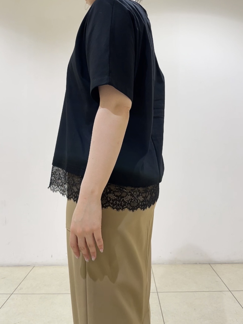 watanabeさんの「UNTITLED｜【汗ジミ防止／接触冷感】裾レースドルマンTシャツ」を使ったコーディネート
