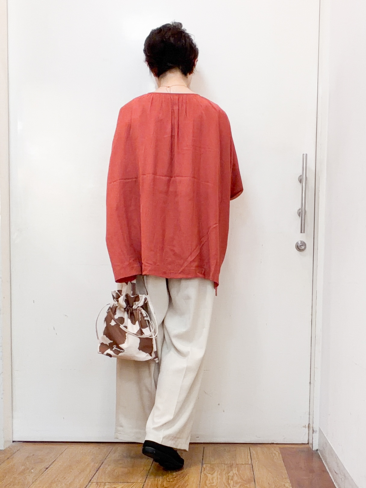 みぃさんの「SHOO･LA･RUE｜【2点セット/洗濯機可】大人の抜け感 インせず決まるリボン付きブラウス＆タンクトップ」を使ったコーディネート