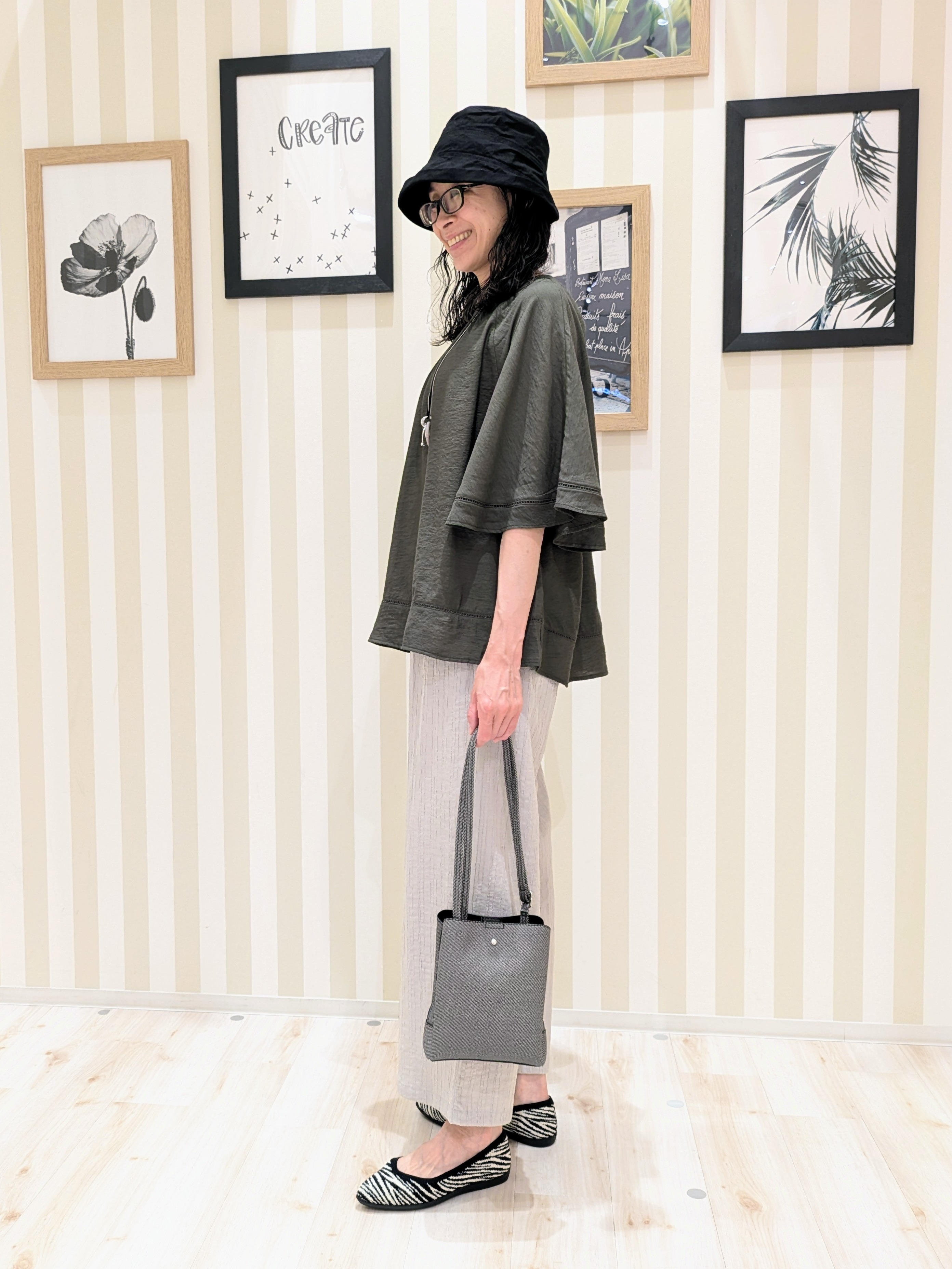 Mikiさんの「SHOO･LA･RUE｜【S-LL/洗濯機可/体型カバー】はしごレースがポイント スラブポンチョ風ブラウス」を使ったコーディネート