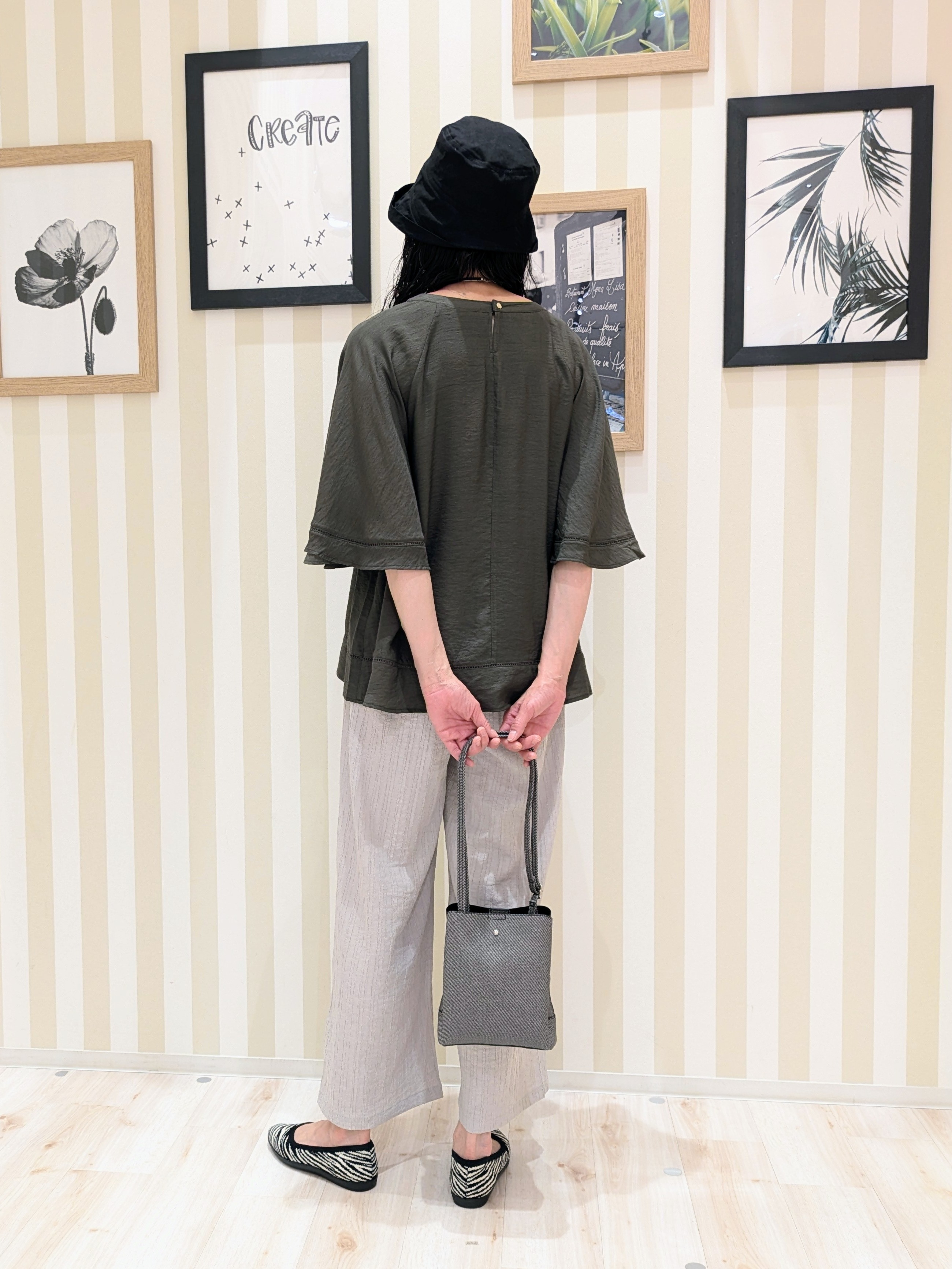 Mikiさんの「SHOO･LA･RUE｜【S-LL/洗濯機可/体型カバー】はしごレースがポイント スラブポンチョ風ブラウス」を使ったコーディネート