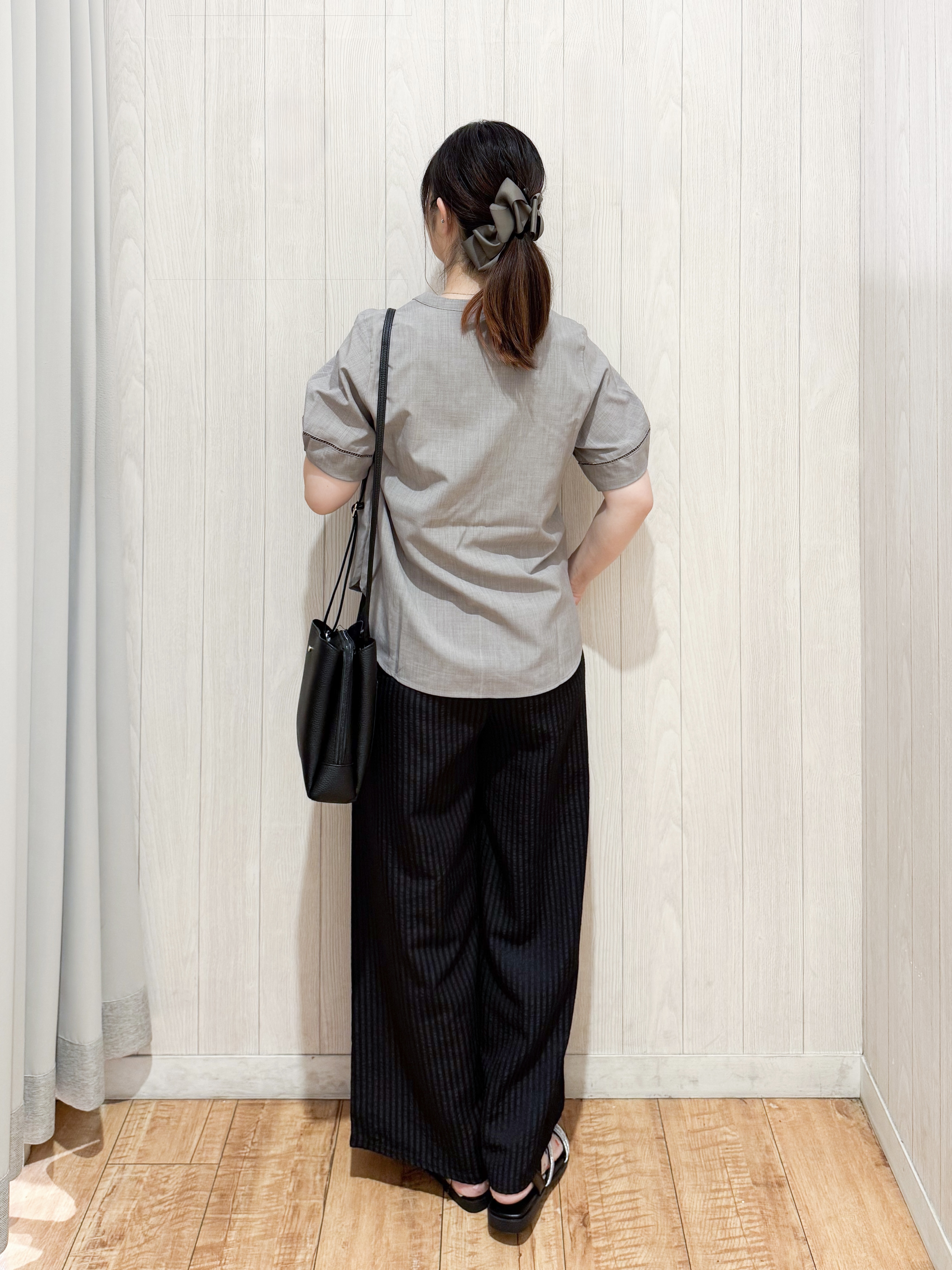 愛さんの「SHOO･LA･RUE｜【洗濯後しわになりにくい/インせずきまる】シンプルだけど女性らしい 麻調スキッパーブラウス」を使ったコーディネート
