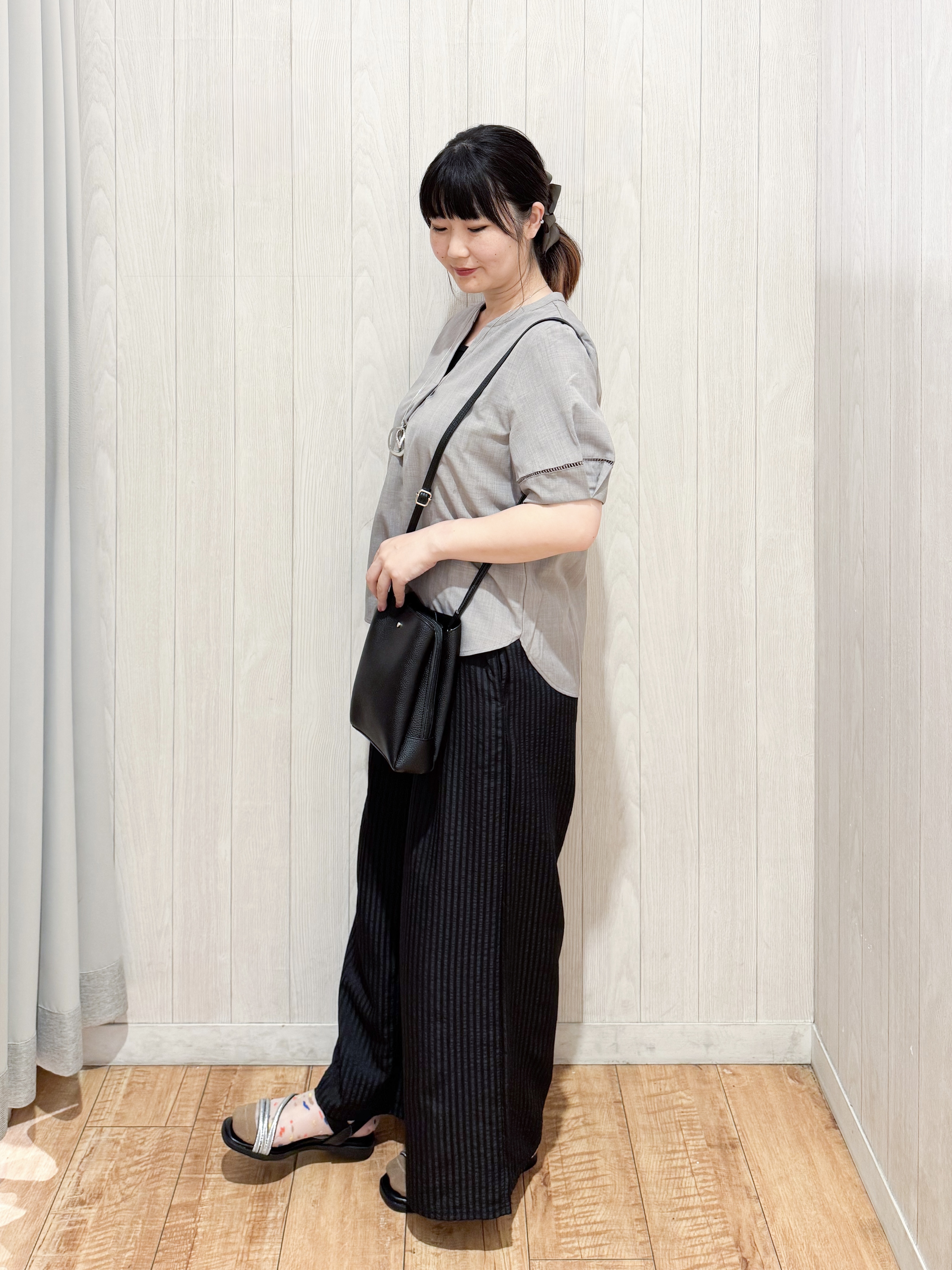 愛さんの「SHOO･LA･RUE｜【洗濯後しわになりにくい/インせずきまる】シンプルだけど女性らしい 麻調スキッパーブラウス」を使ったコーディネート