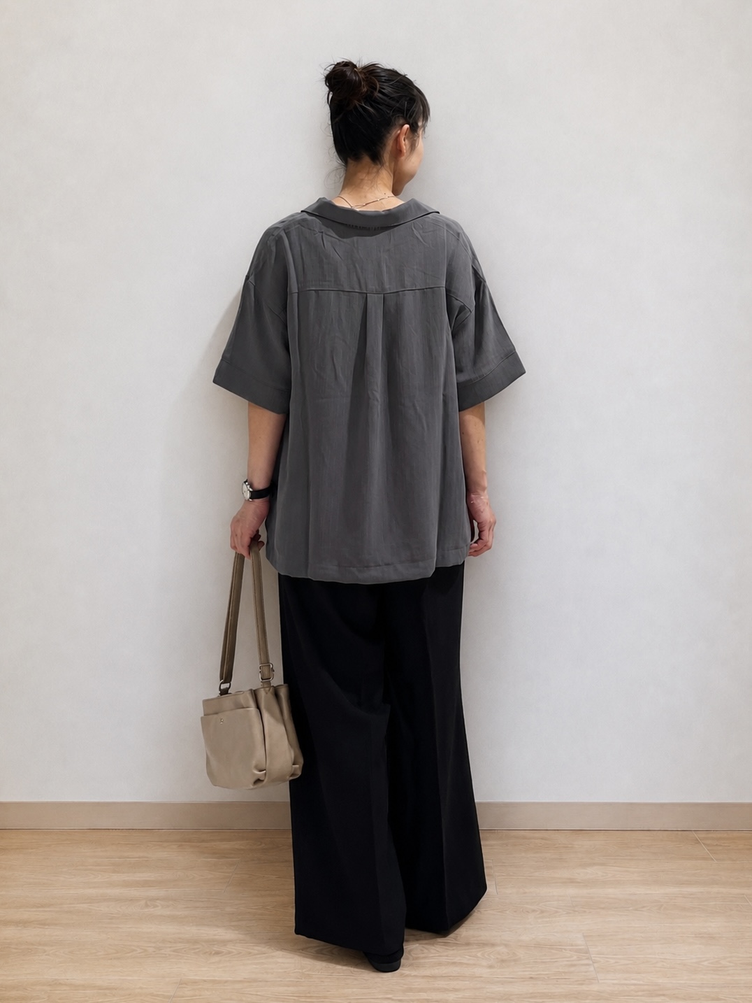 まつみさんの「SHOO･LA･RUE｜【通気性〇/UV/S-LL】洗濯後しわになりにくい とろみストライプシャツ」を使ったコーディネート
