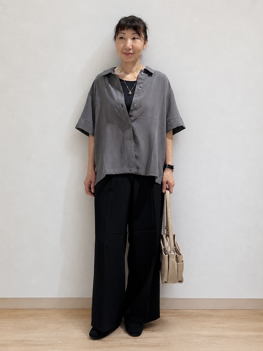 まつみさんの「SHOO･LA･RUE｜【通気性〇/UV/S-LL】洗濯後しわになりにくい とろみストライプシャツ」を使ったコーディネート