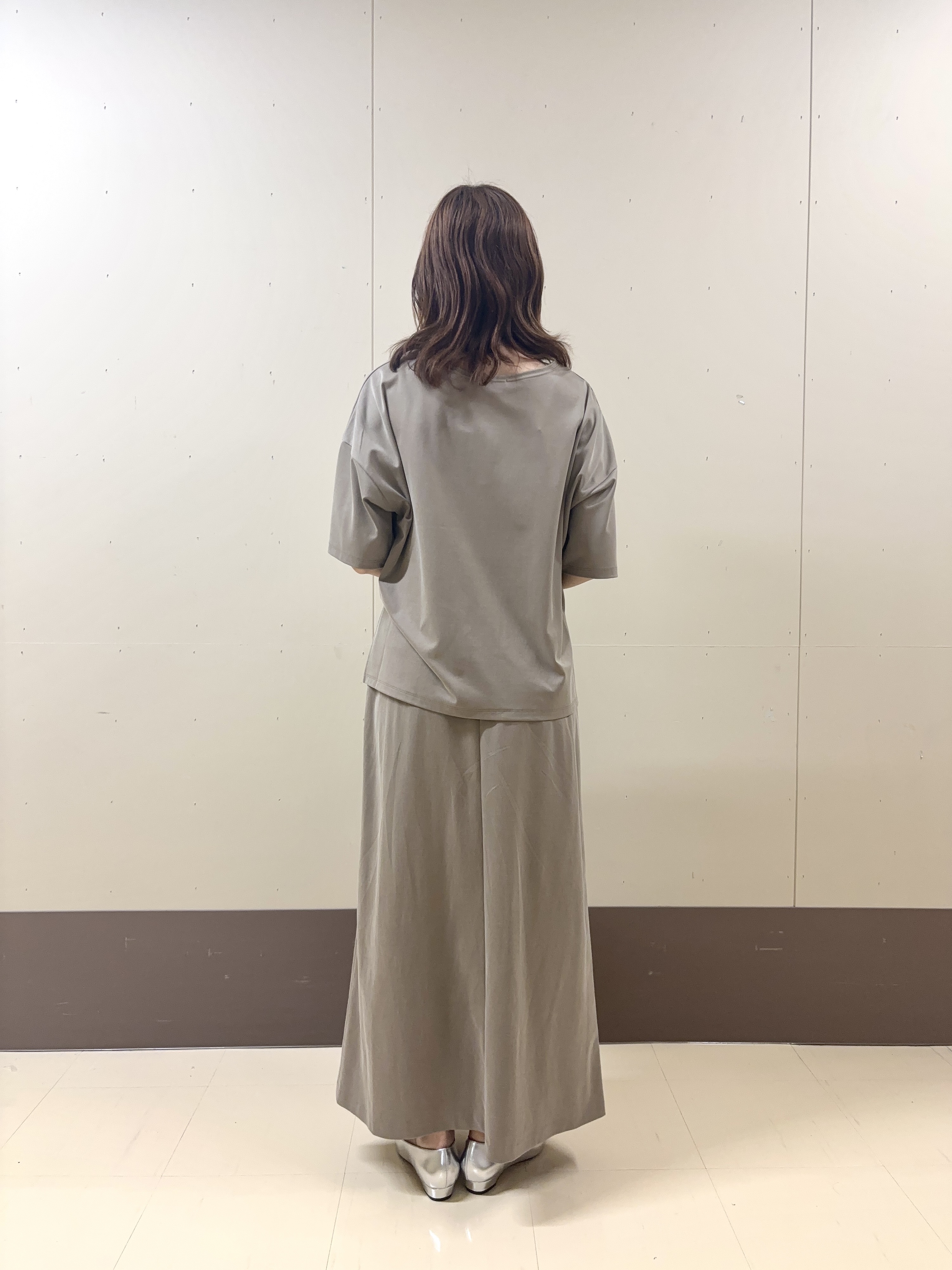 yuriさんの「UNTITLED｜【きれいめTシャツ/セットアップ可】ヴィンテージライクプルオーバー」を使ったコーディネート