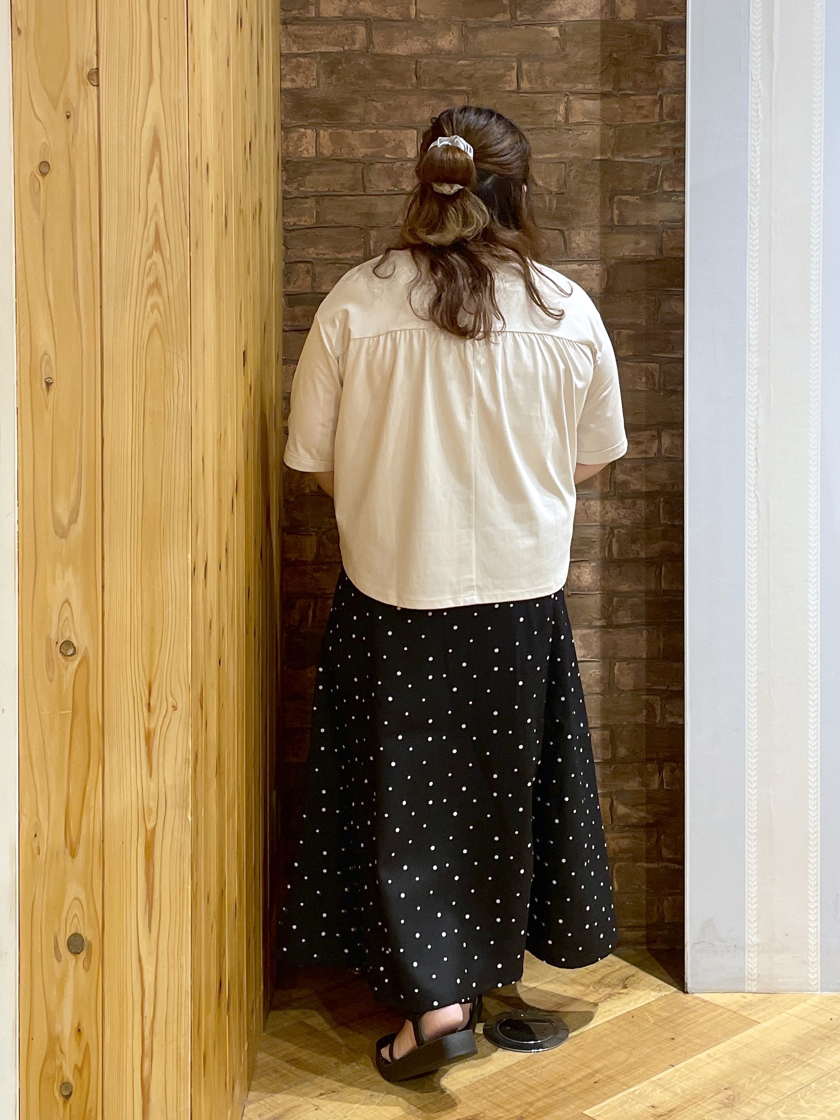 Risaさんの「SHOO･LA･RUE｜【洗濯機可/体型カバー】首元すっきり ゆるバックギャザーTシャツ」を使ったコーディネート