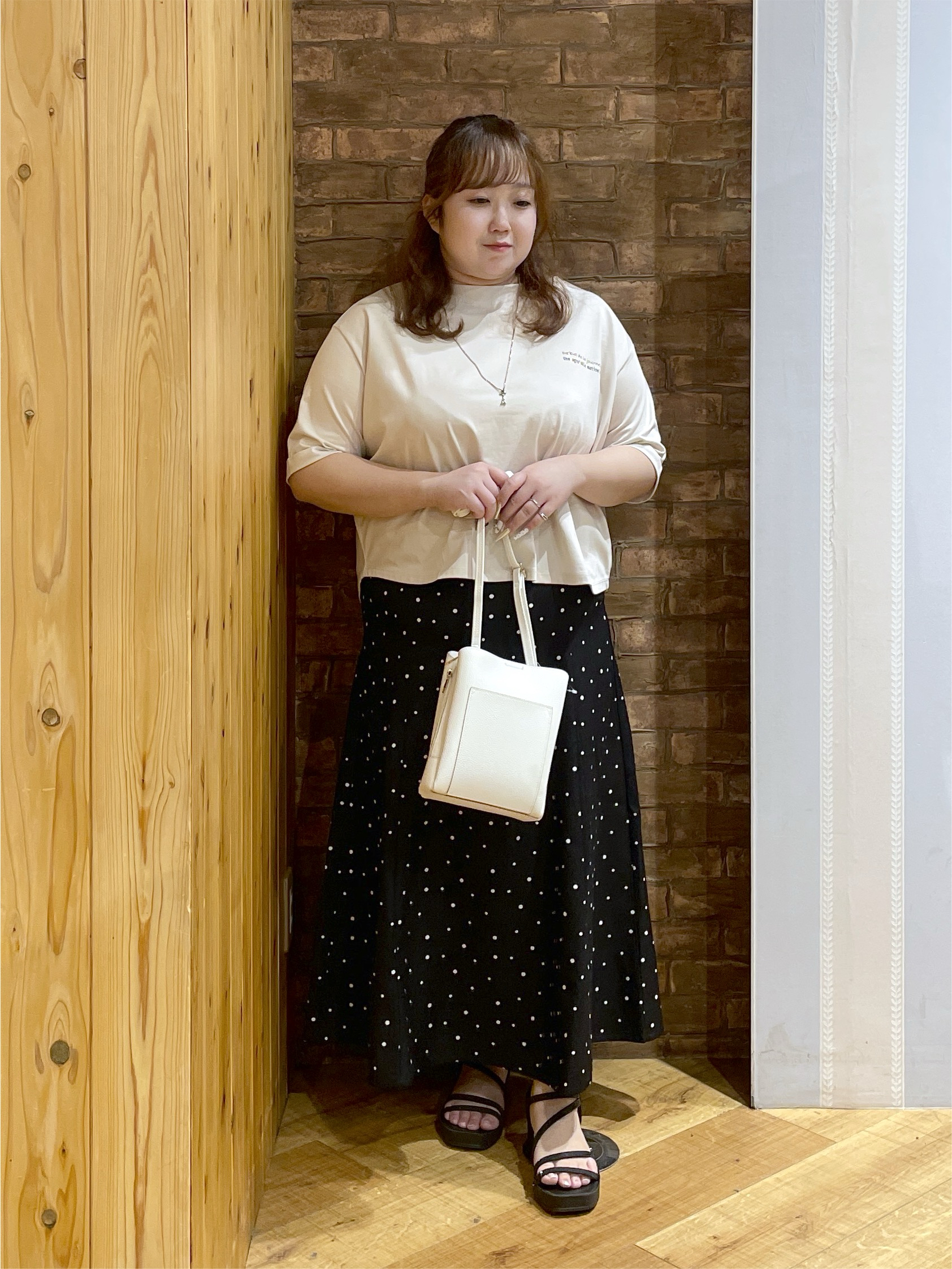 Risaさんの「SHOO･LA･RUE｜【洗濯機可/体型カバー】首元すっきり ゆるバックギャザーTシャツ」を使ったコーディネート