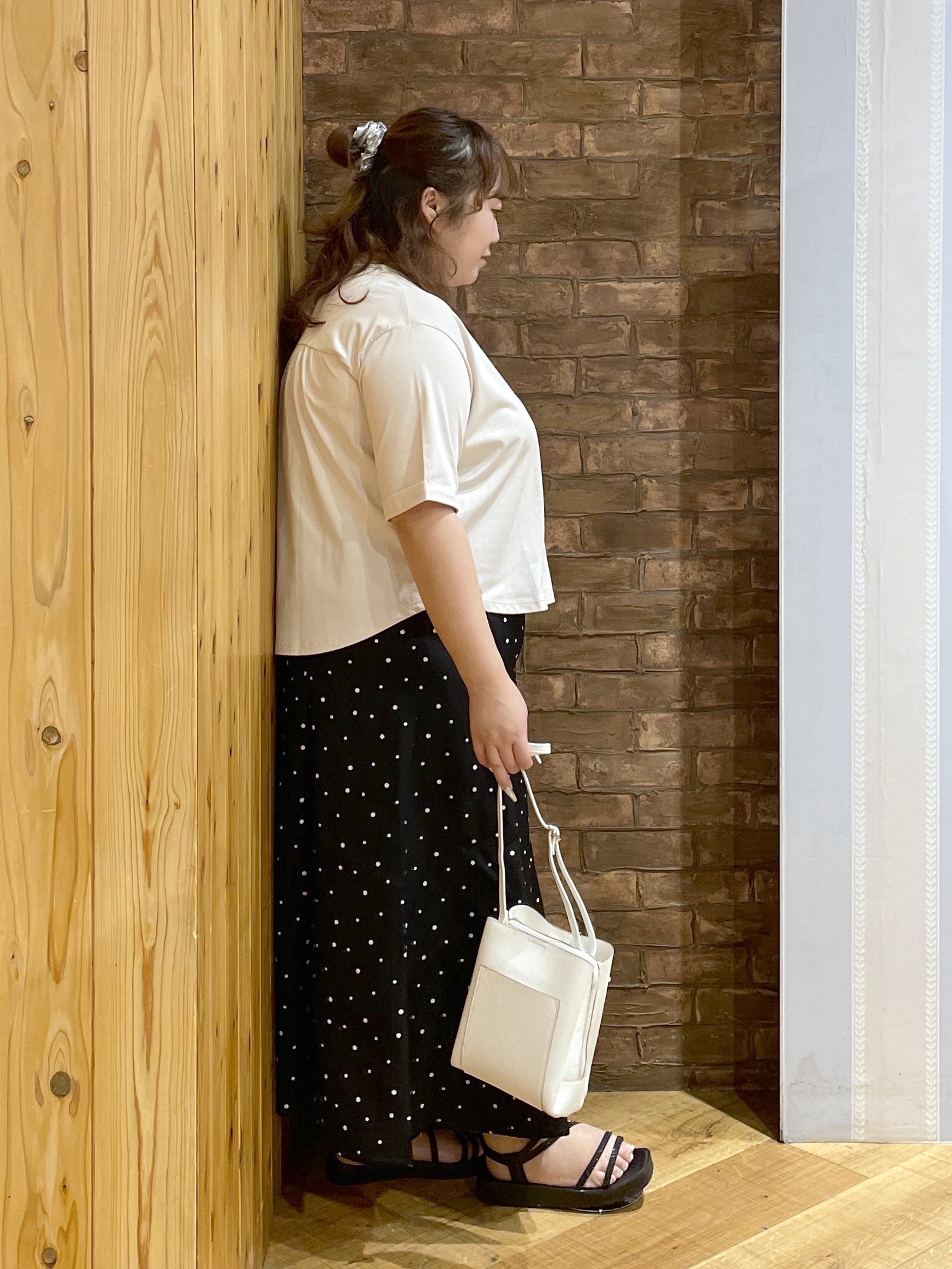 Risaさんの「SHOO･LA･RUE｜【洗濯機可/体型カバー】首元すっきり ゆるバックギャザーTシャツ」を使ったコーディネート